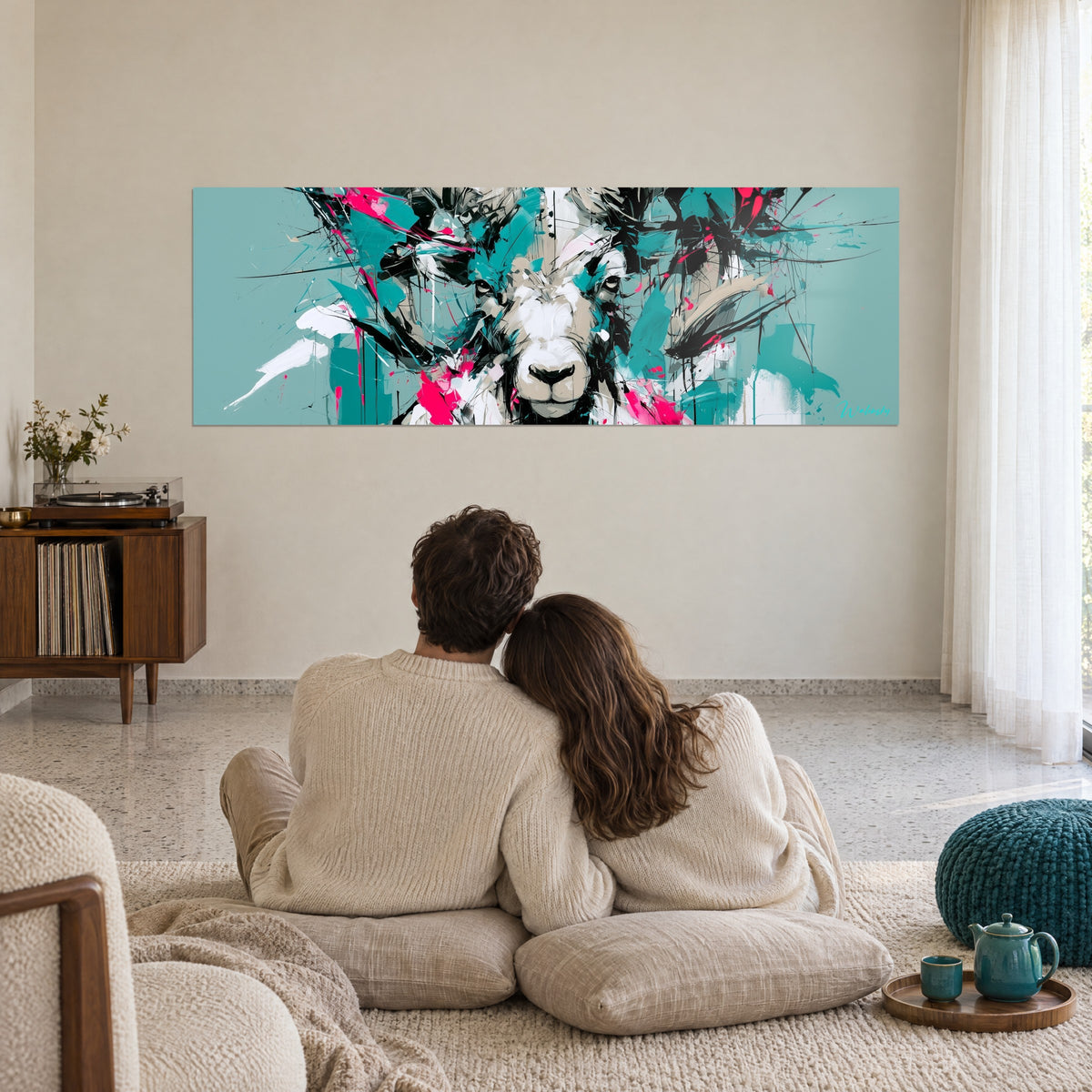 Tableau bélier aux yeux sombres, jets de peinture fuchsia et sarcelle sur fond turquoise pâle, couple enlacé de dos sur des coussins beiges