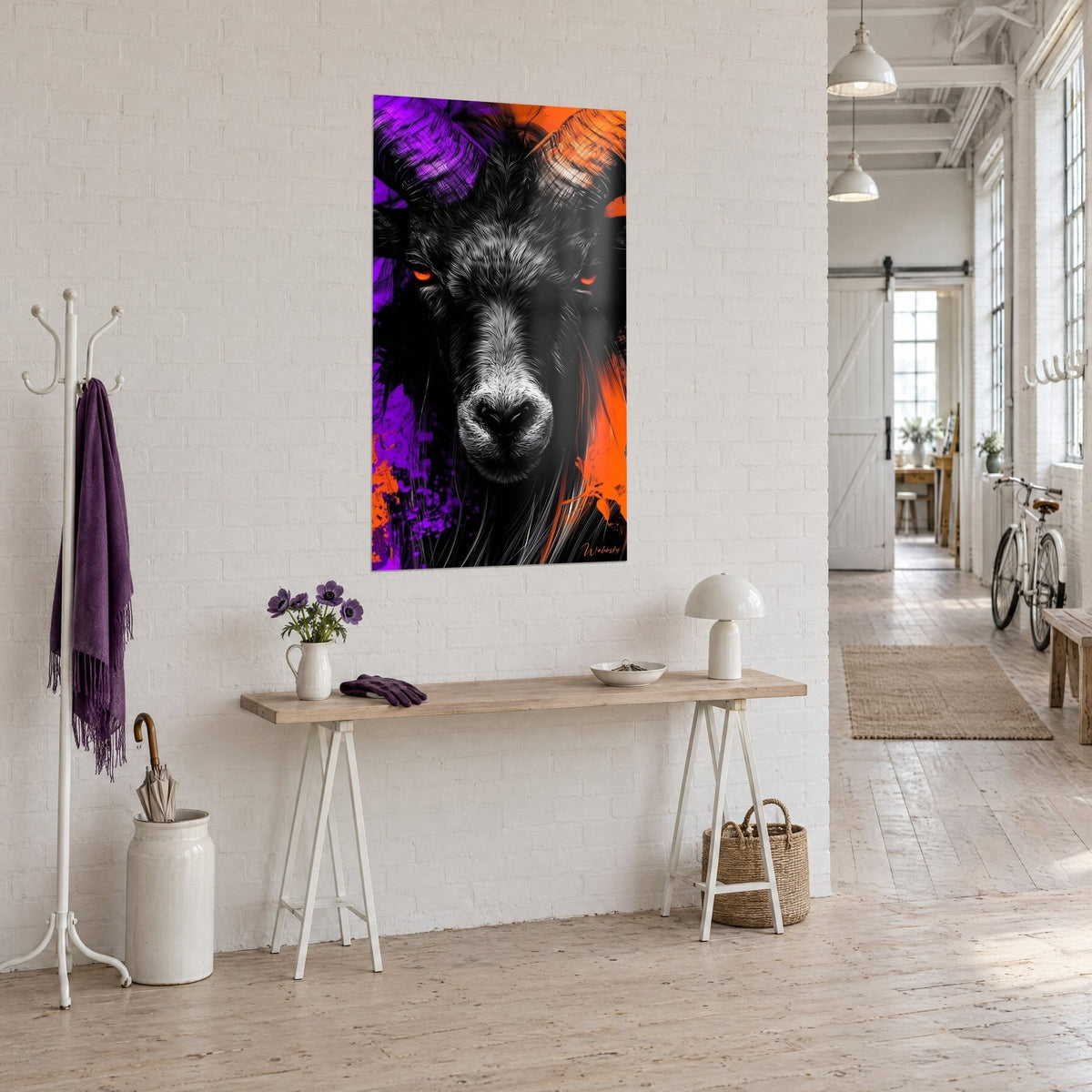 Quadro testa di capra incisa a inchiostro, schizzi arancio e viola, vista di tre quarti, consolle bianca, loft
