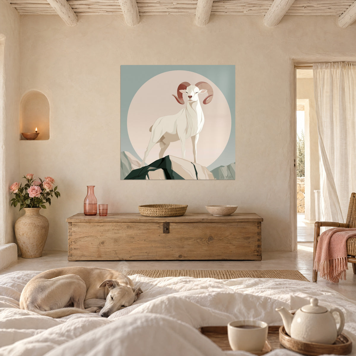 Quadro ovino scultoreo dalle corna ruggine, vello crema e cresta rocciosa, levriero addormentato, sopra un letto in una camera luminosa