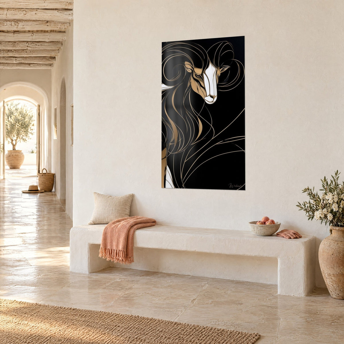 Cuadro cabeza de carnero negro y oro, rizos finos alrededor de una frente marfil, vista de tres cuartos, banco blanco y arco
