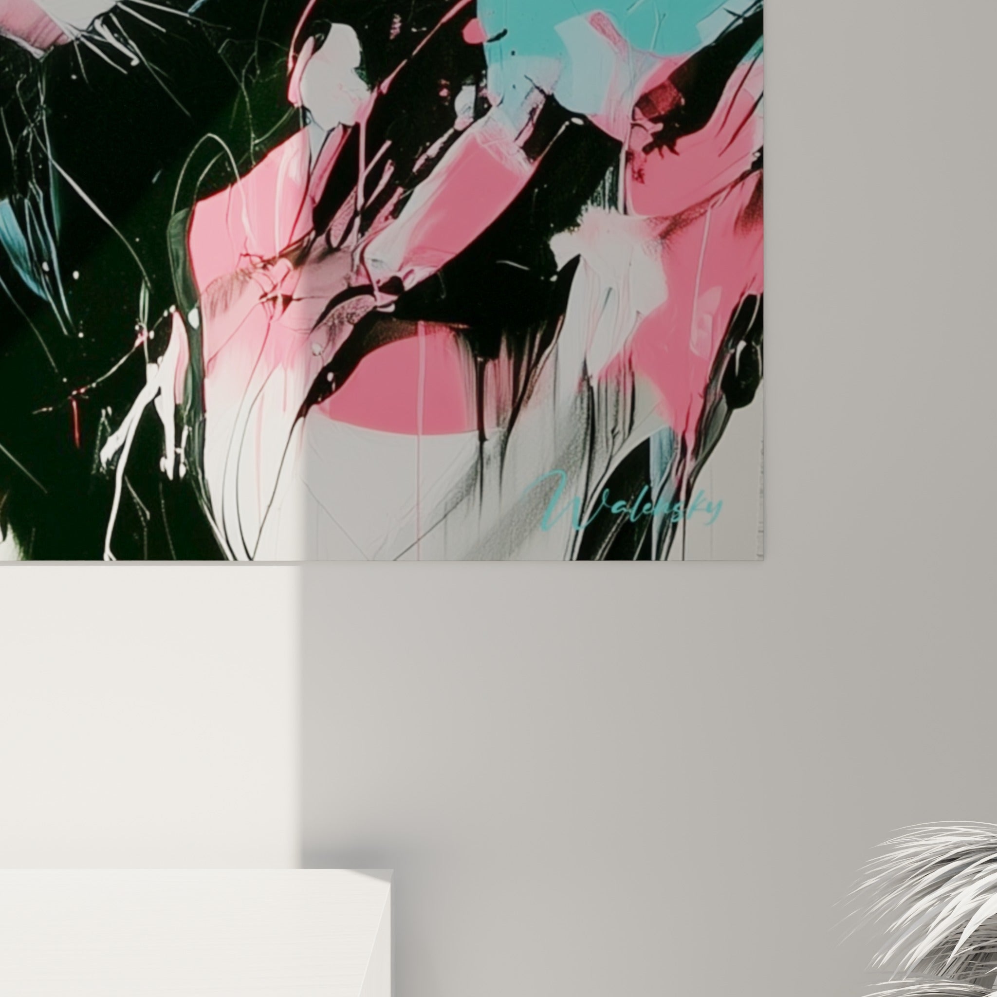 Empâtements noirs et coulures roses se mêlant au turquoise sur la toile du bélier, grain et matière visibles