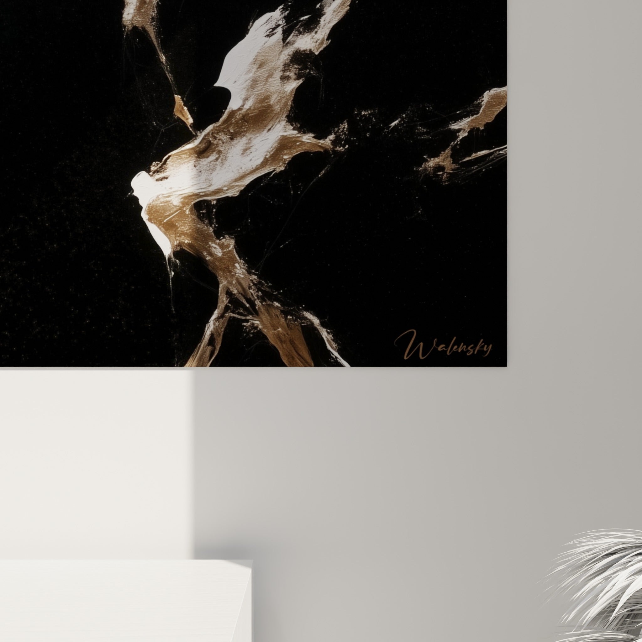 Empâtements dorés et blancs sur fond noir laqué révélant la matière du tableau Bélier