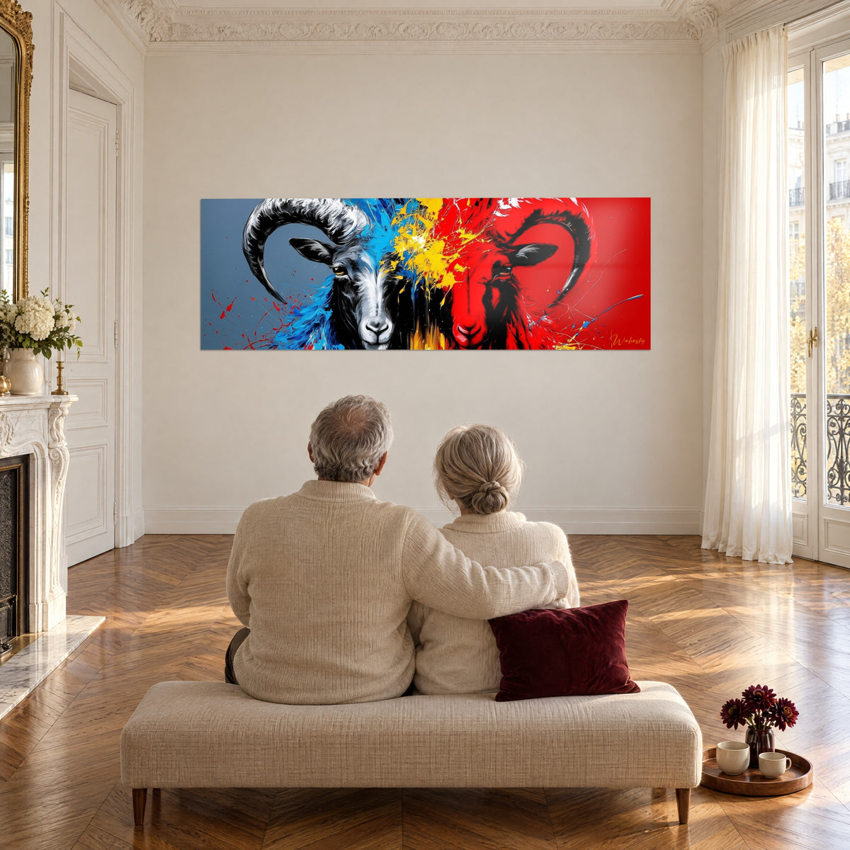 Gemälde eines spiegelbildlichen Widders, halb blau, halb rot, bernsteinfarbener Blick, gelbe Schlieren, gegenüber einem älteren Paar auf einer weißen Bank