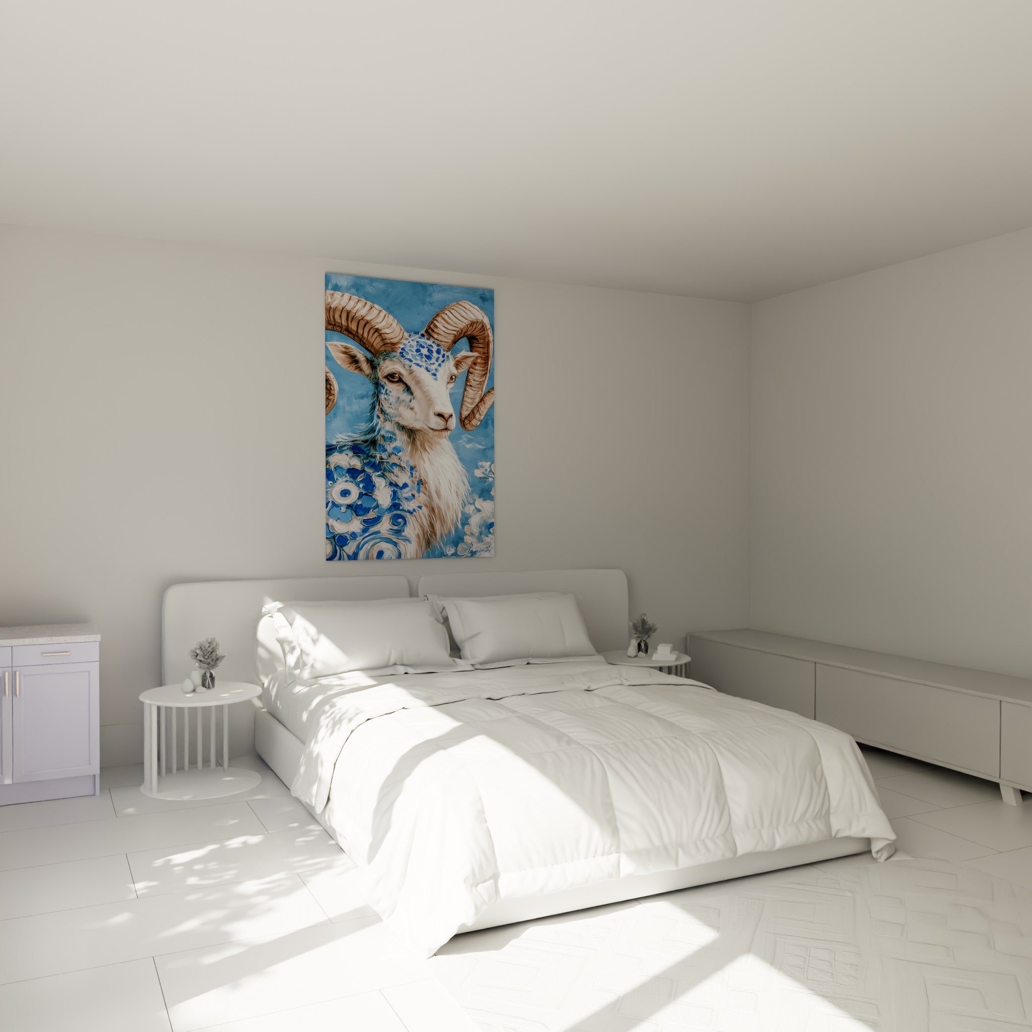 Cornes torsadées brunes et pelage blanc orné de bleu cobalt, au-dessus d'un lit dans une chambre claire