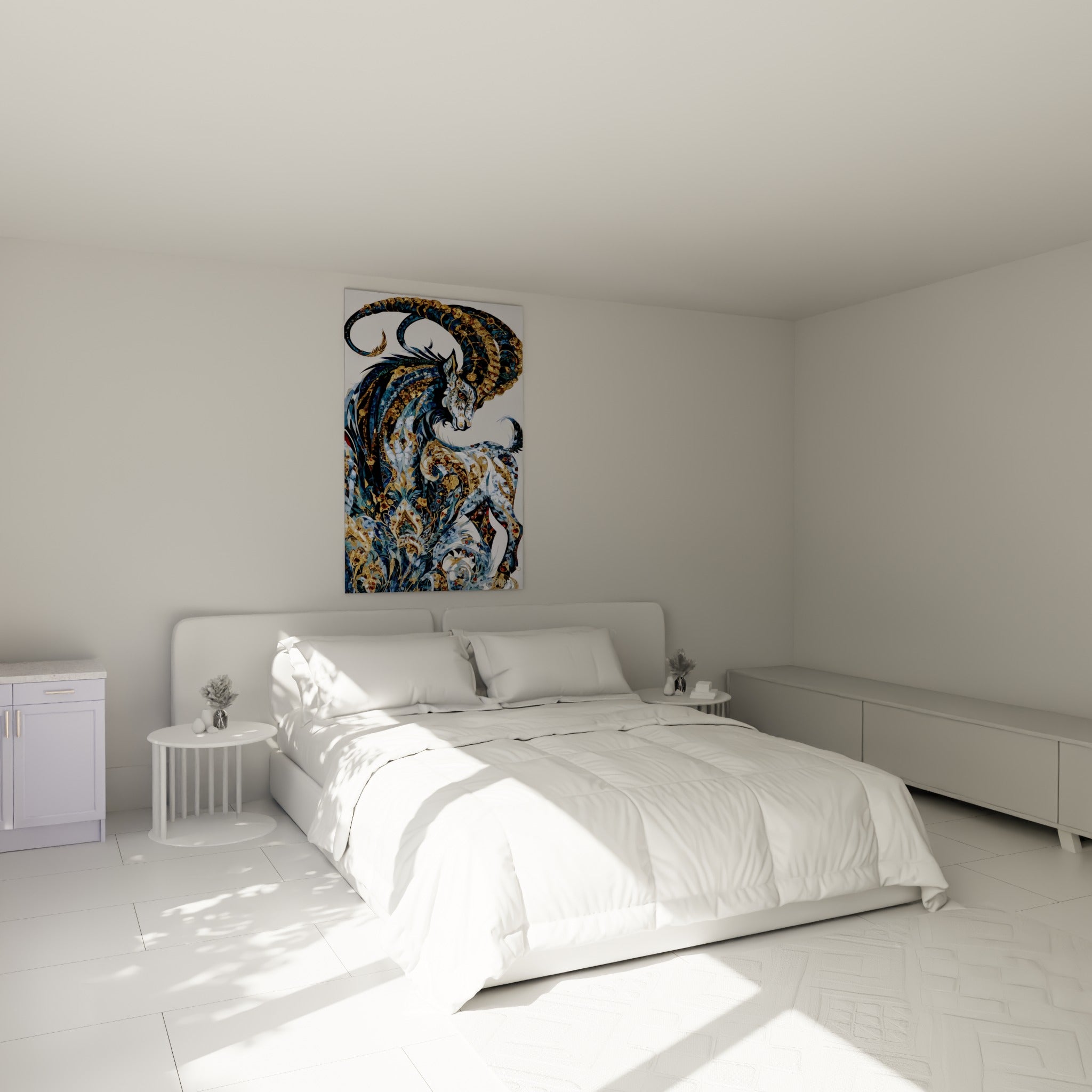 Silhouette de bélier bleu marine et doré, cornes enroulées, accrochée au-dessus d'un lit dans une chambre claire
