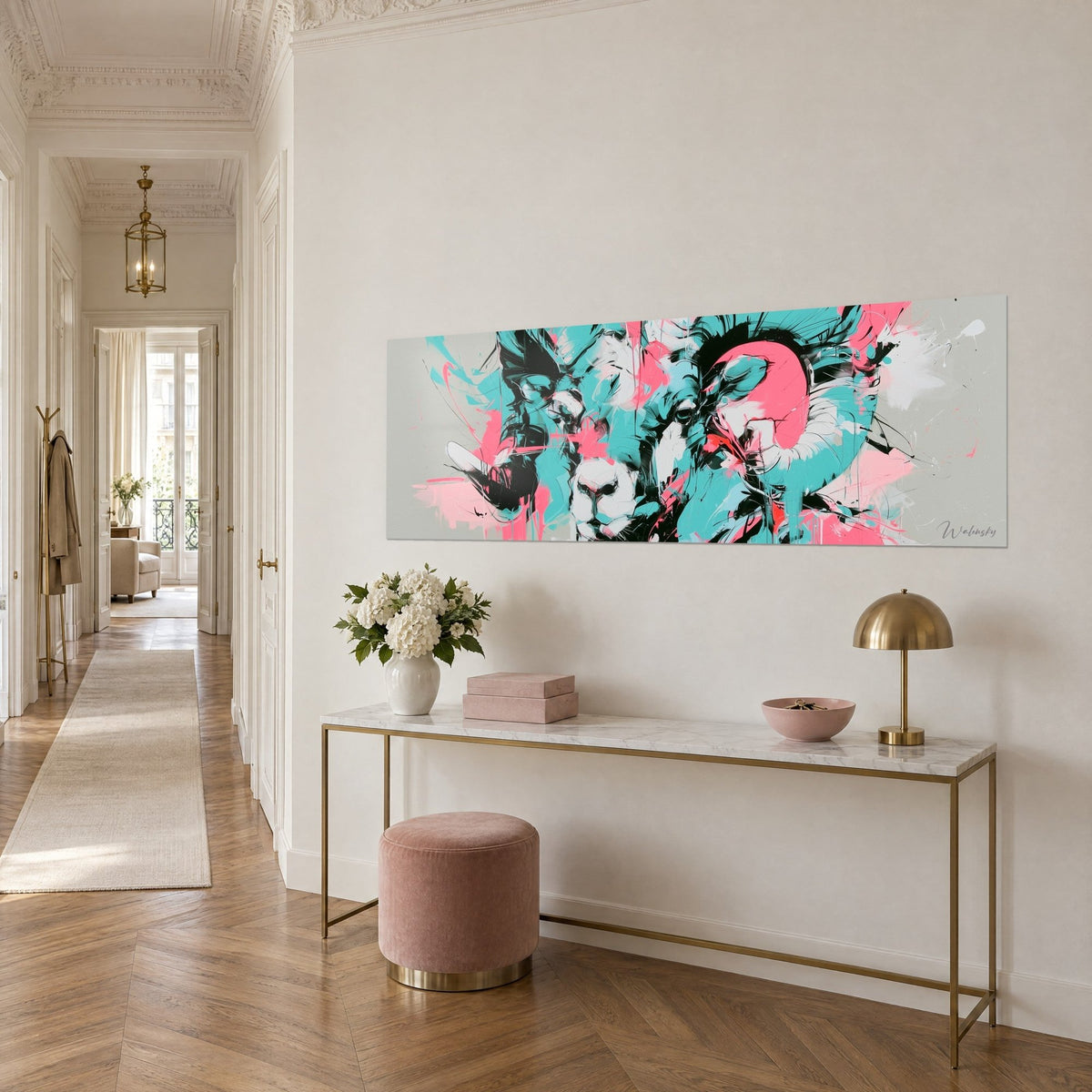 Schilderij rambodems in turquoise en koraalkleurige splinters op parelgrijze achtergrond, zwarte druipsporen, driekwart zicht boven een vergulde console