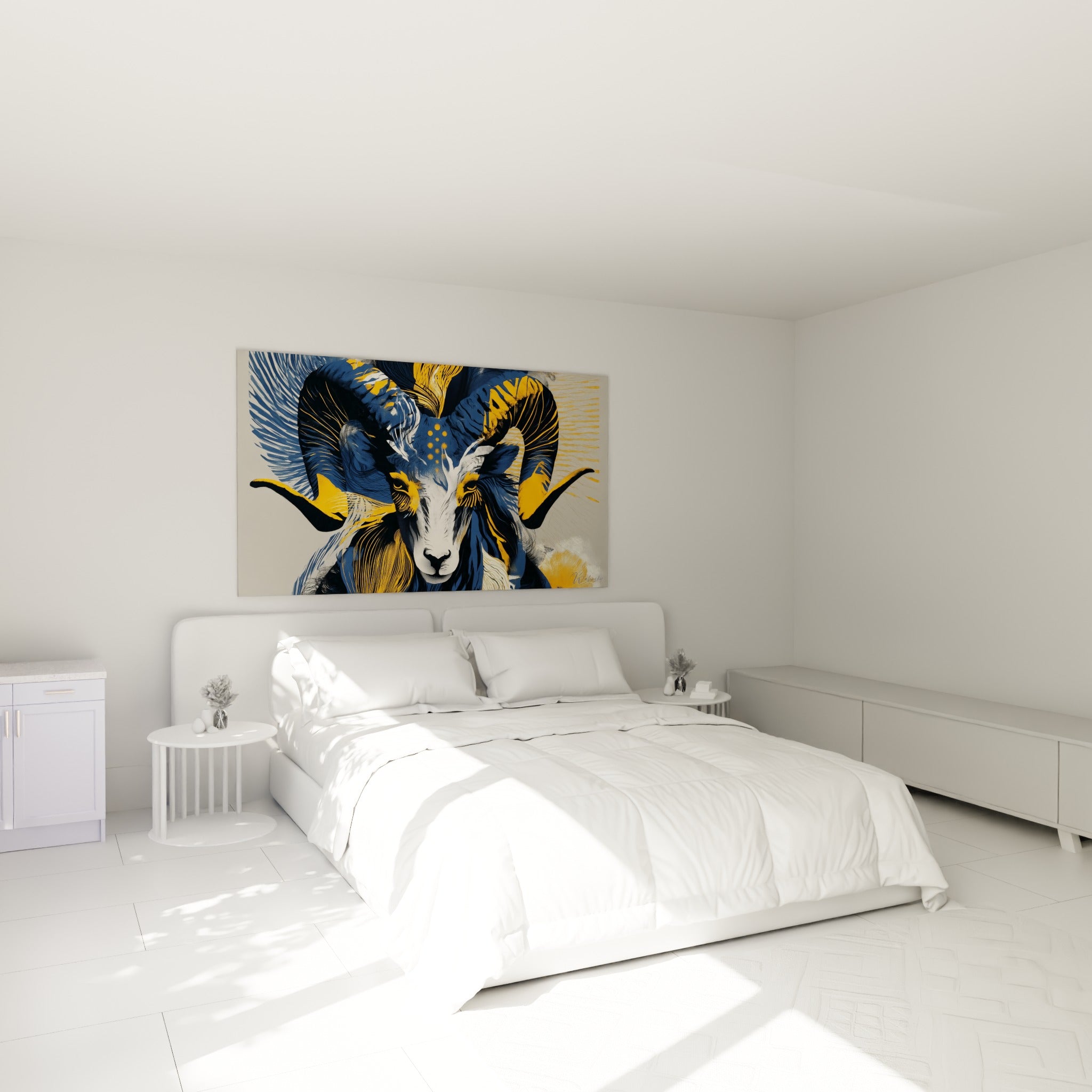 Cornes dorées et museau blanc du Bélier bleu marine, accrochées au-dessus d'un lit dans une chambre claire