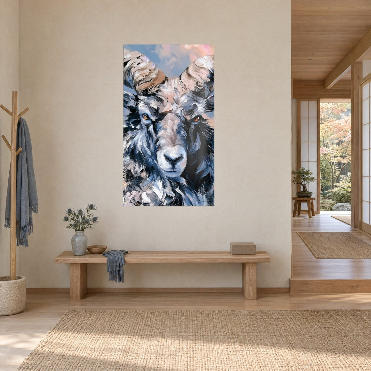 Quadro ritratto di pecora selvatica, lana dipinta a spatola in grigio azzurro e bianco, occhi ambrati, ingresso japandi di tre quarti