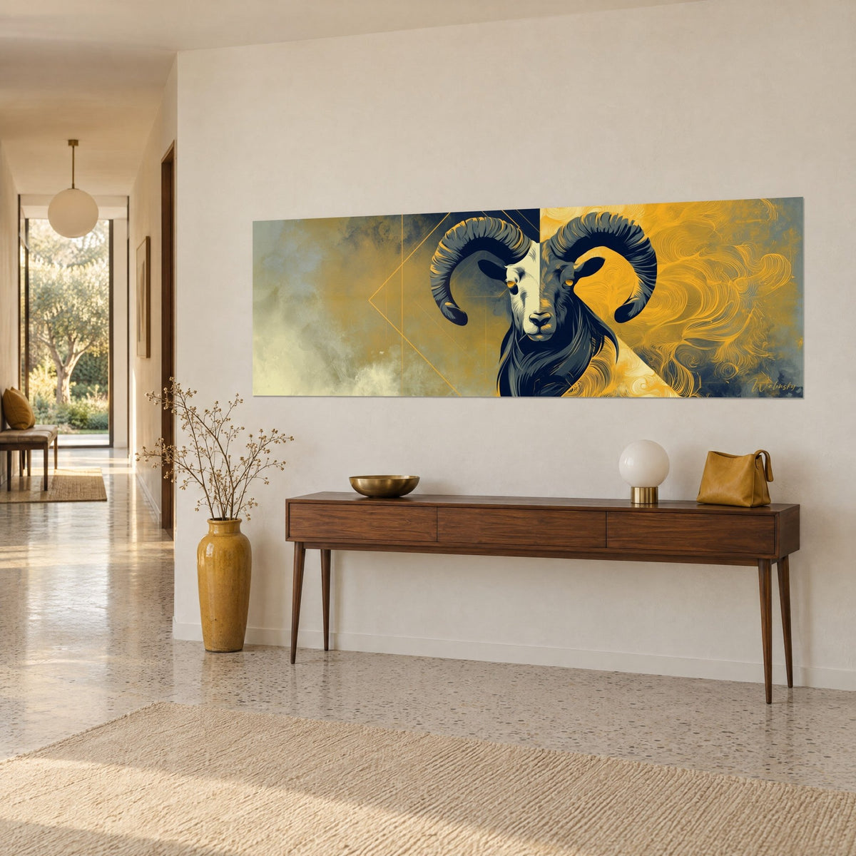 Quadro panoramico di un ariete stilizzato con corna ritorte blu notte, volute ocra gialle a destra, consolle in legno, vista di tre quarti