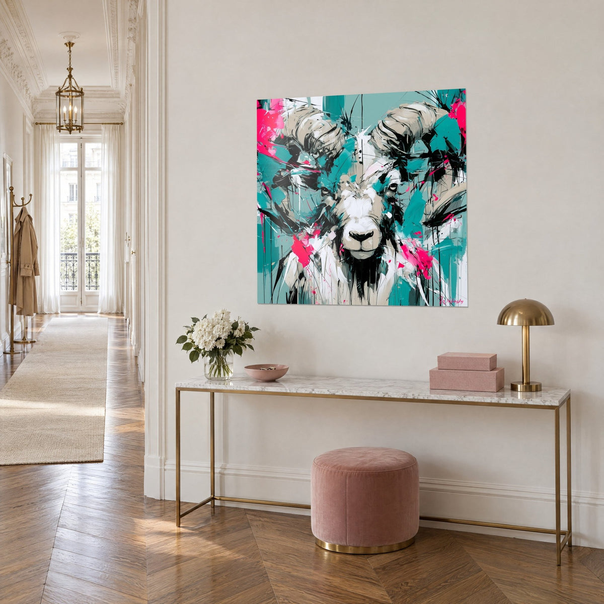 Schilderij witte rammenkop met zwarte ogen, turquoise druipsporen en roze accenten, aan een crèmekleurige muur van een Haussmann-gang