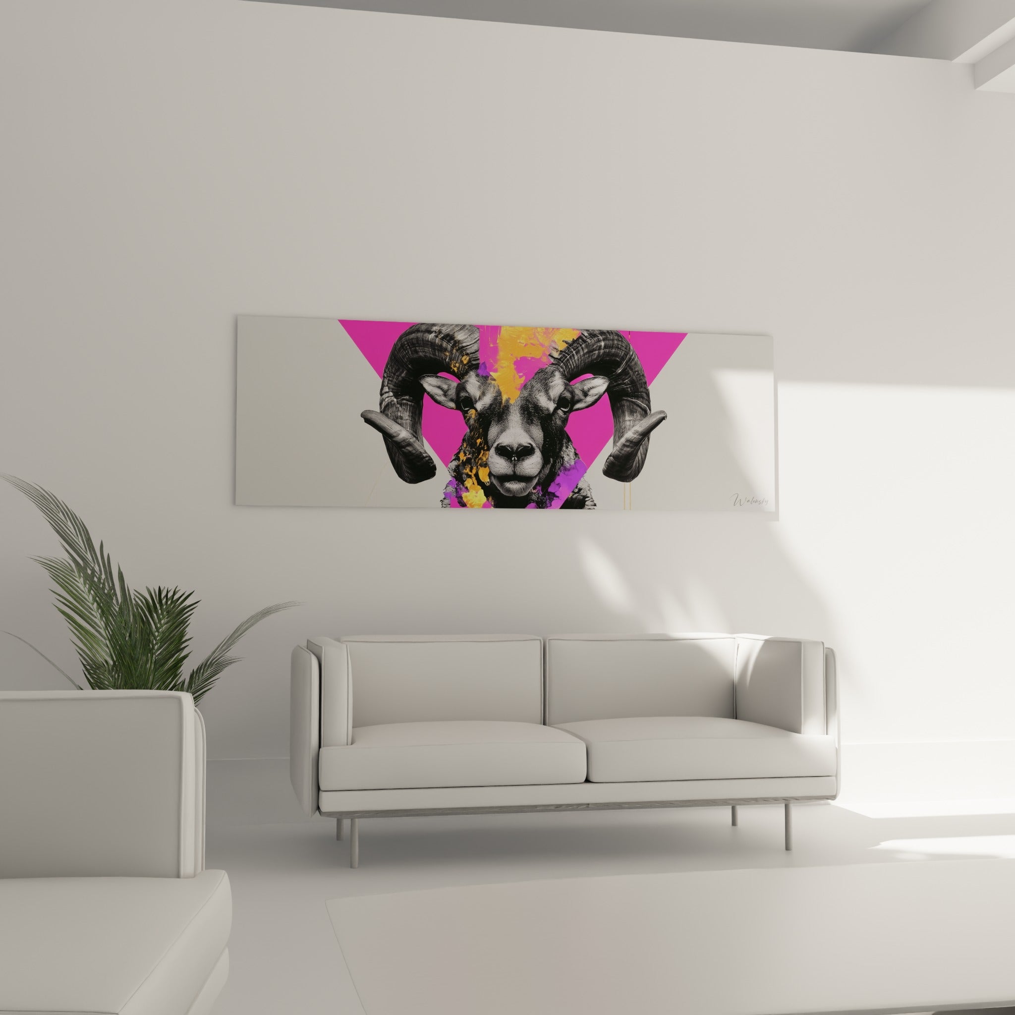 Museau du bélier éclaboussé de doré et violet devant un triangle rose, au-dessus d'un canapé dans un salon lumineux