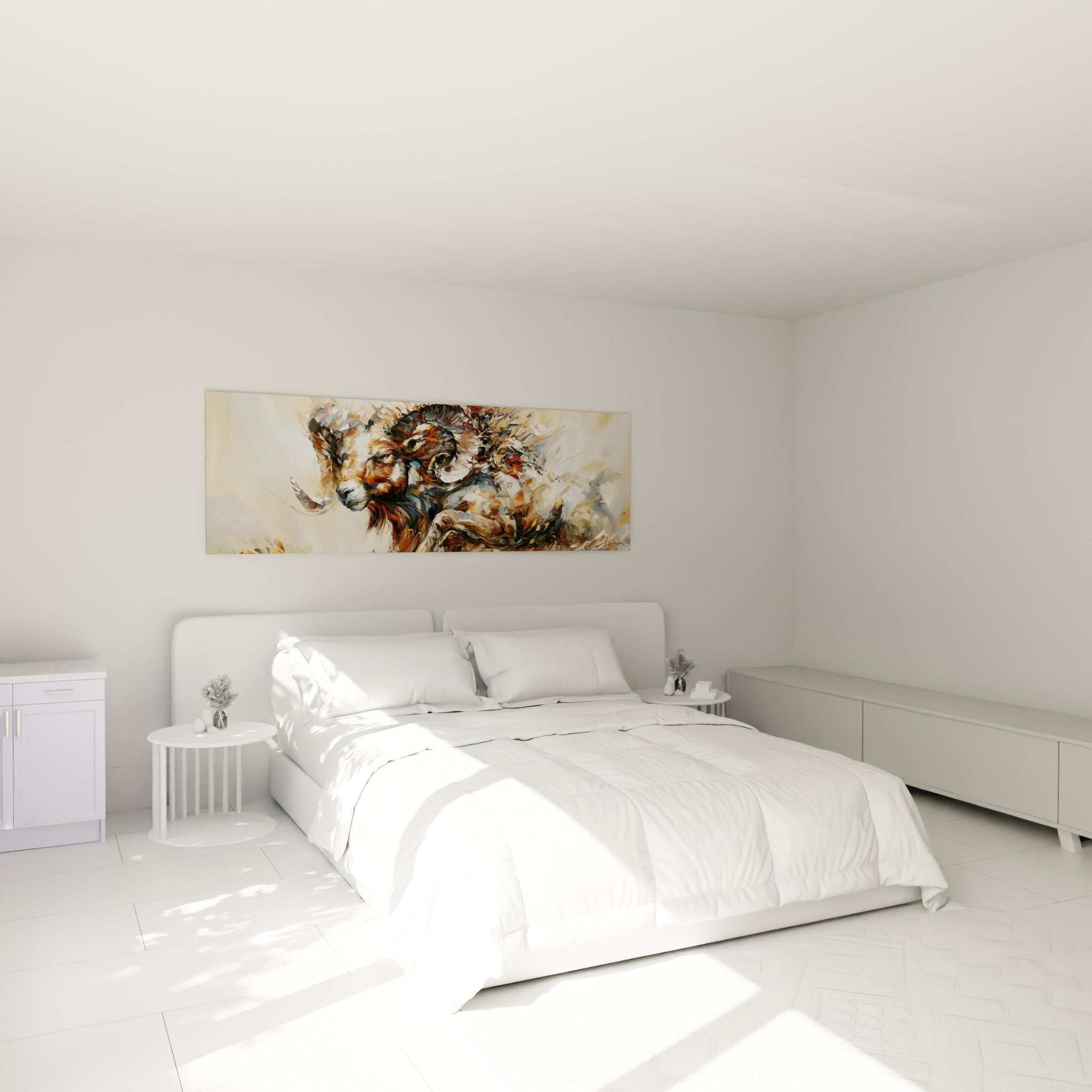 Museau baissé du Bélier fauve et gris, accroché au-dessus d'un lit dans une chambre claire