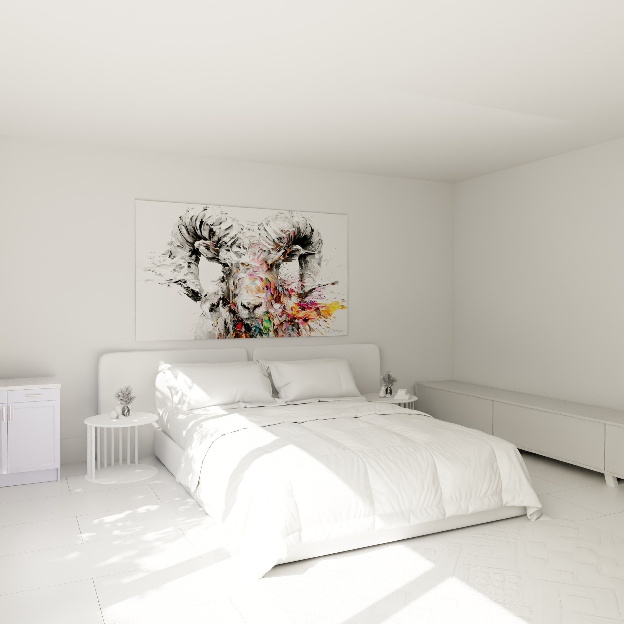 Cornes blanches sculptées et taches turquoise ornent ce bélier, au-dessus d'un lit dans une chambre claire