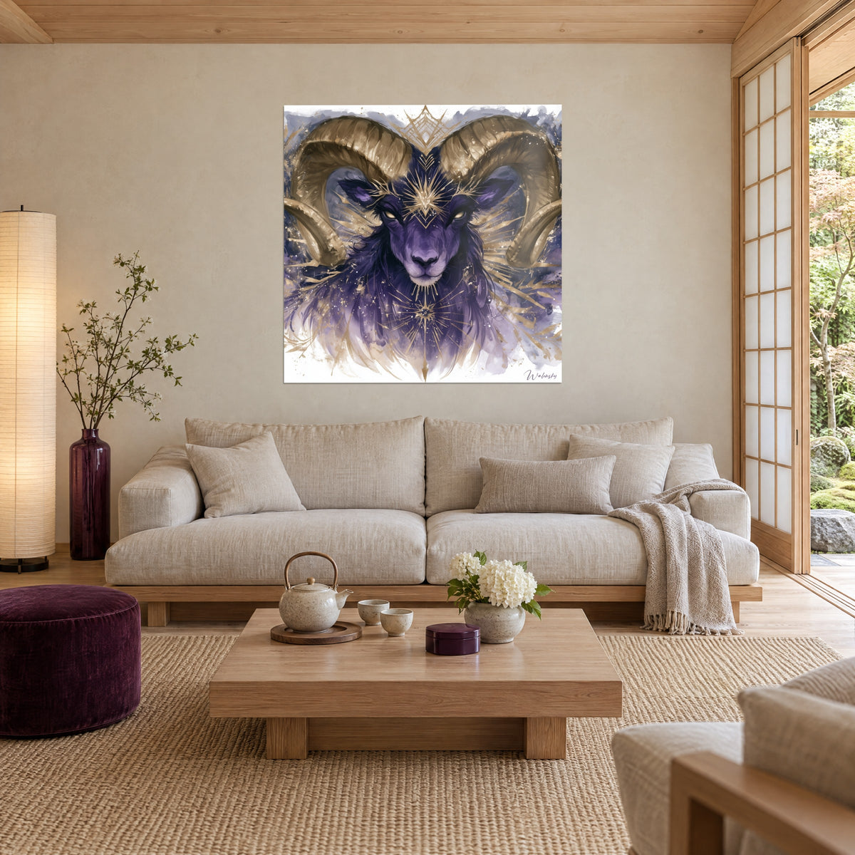 Quadro ariete dal vello viola e corna dorate a spirale, schizzi d'oro sulla fronte, sopra un divano in un soggiorno luminoso