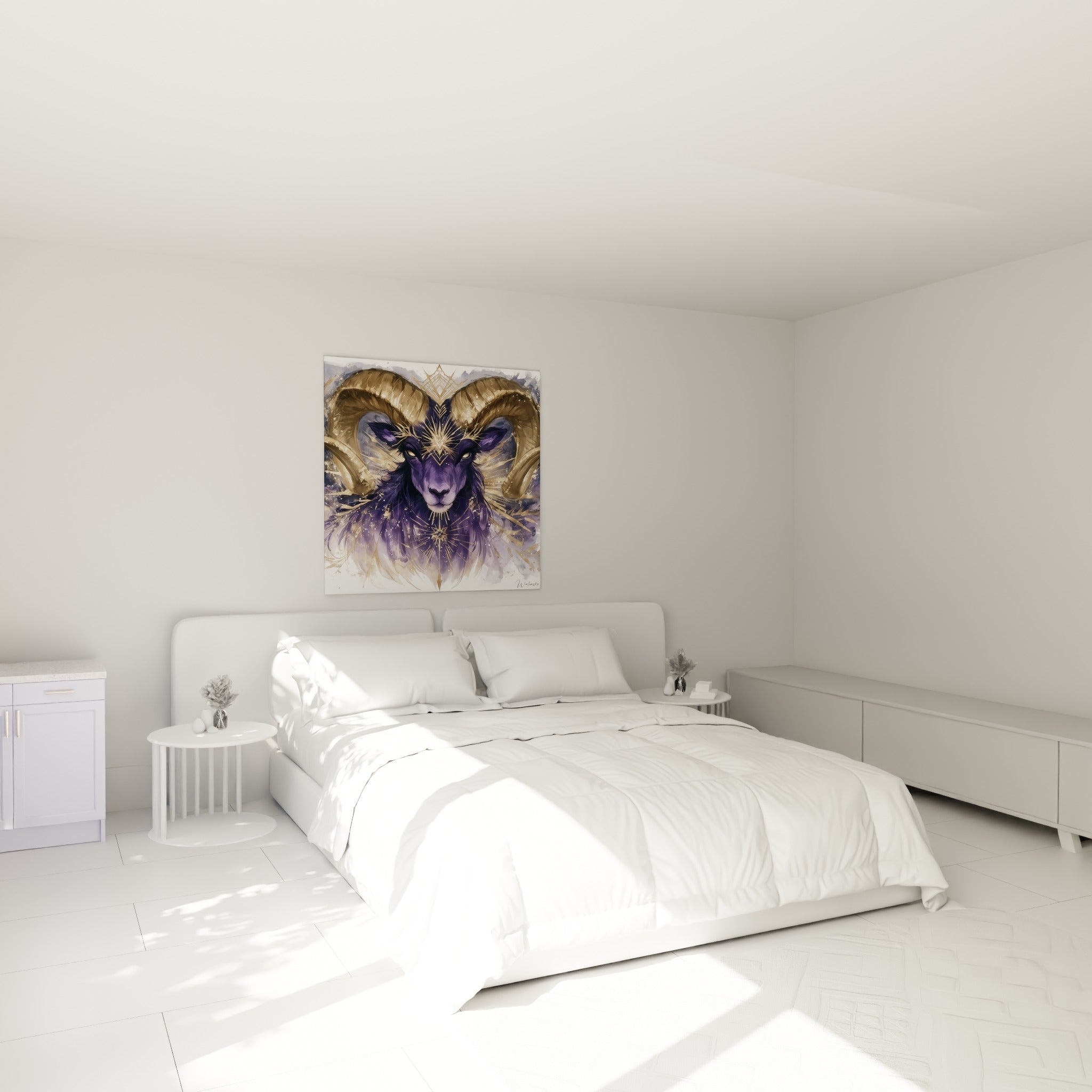 Cornes dorées et pelage violet du Bélier mystique, accrochées au-dessus d'un lit dans une chambre claire
