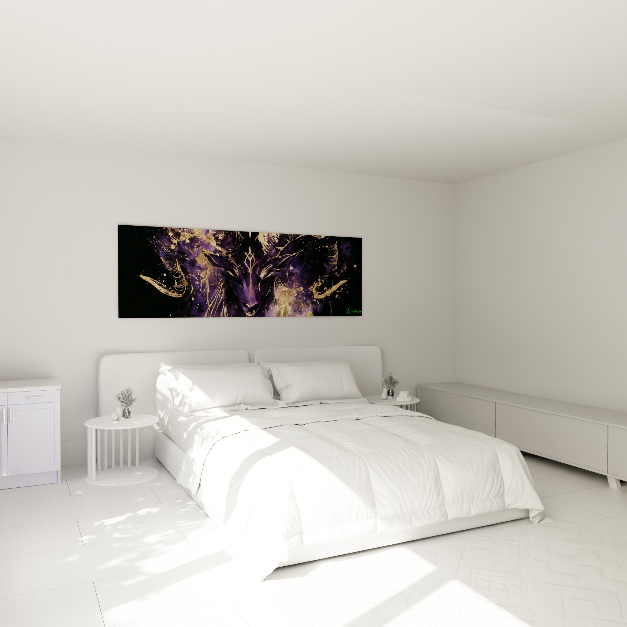 Cornes dorées et regard mystique du Bélier violet accrochés au-dessus d'un lit dans une chambre claire