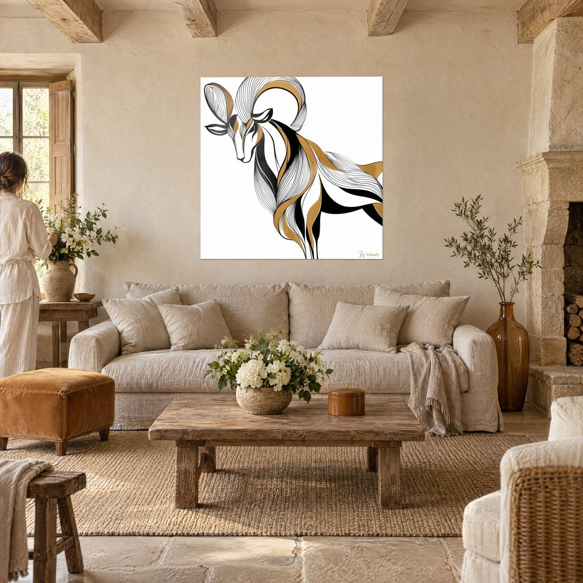 Schilderij van een gestileerde ram met spiraalvormige hoorns, fijne zwarte lijnen en goudocker op wit, van achteren gezien, boven een bank in een lichte woonkamer