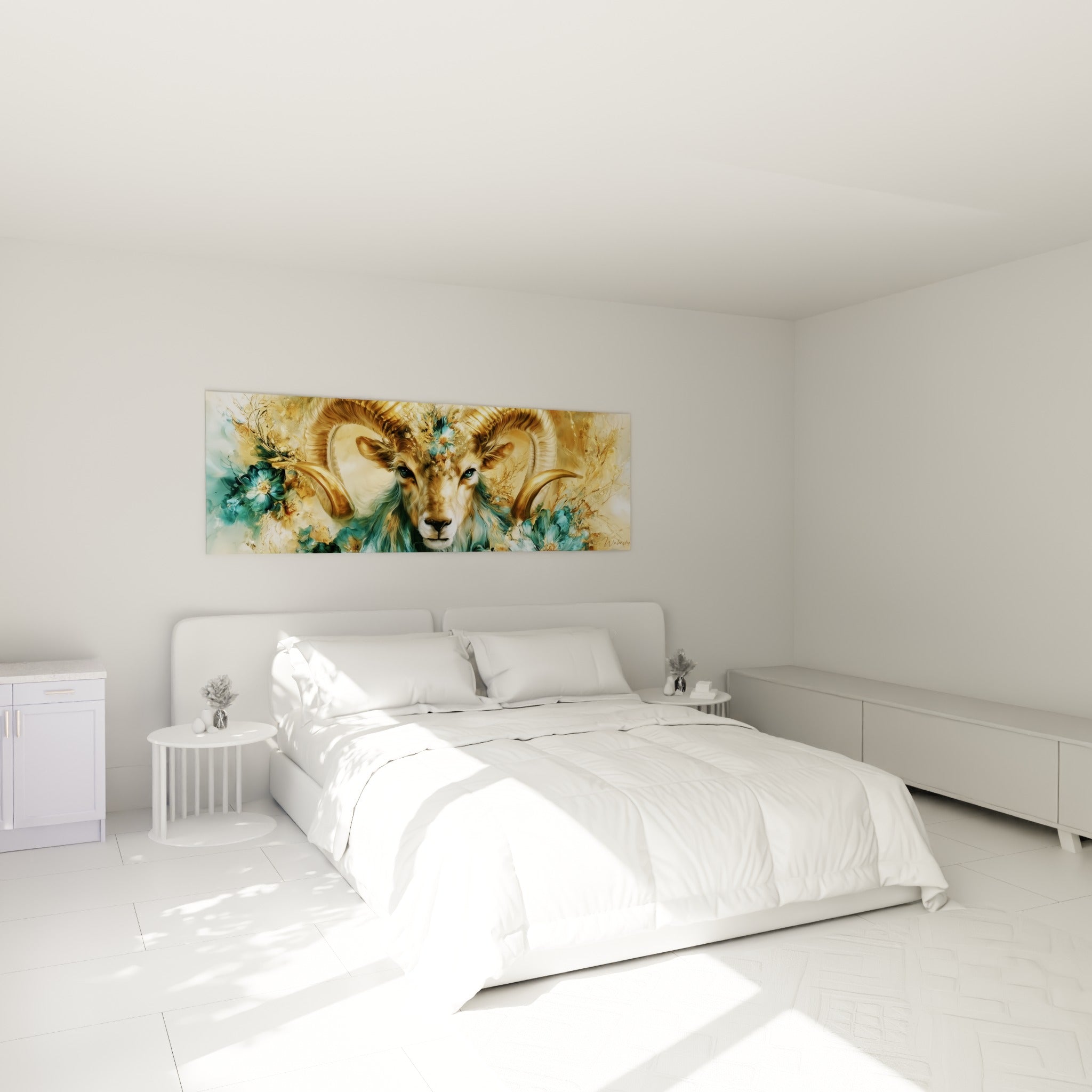 Cornes dorées et fleurs turquoise ornent ce Bélier accroché au-dessus d'un lit dans une chambre claire