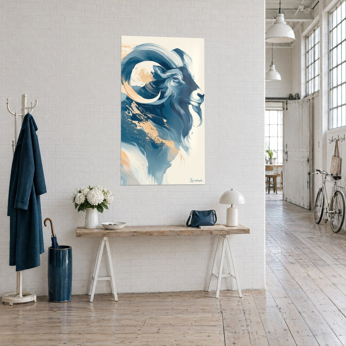 Quadro profilo di muflone con pennellate blu acciaio, mezzaluna color crema e riflessi pesca, consolle in legno, loft d'artista