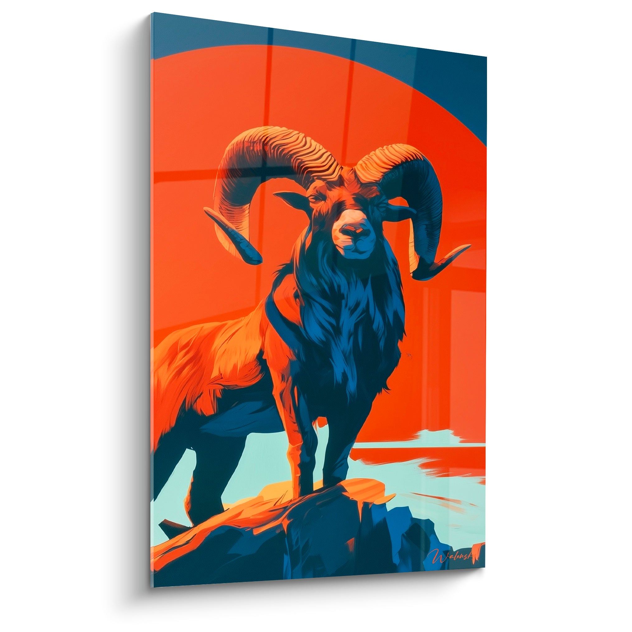 Bélier orange et bleu marine aux cornes torsadées, debout sur un rocher face au soleil couchant
