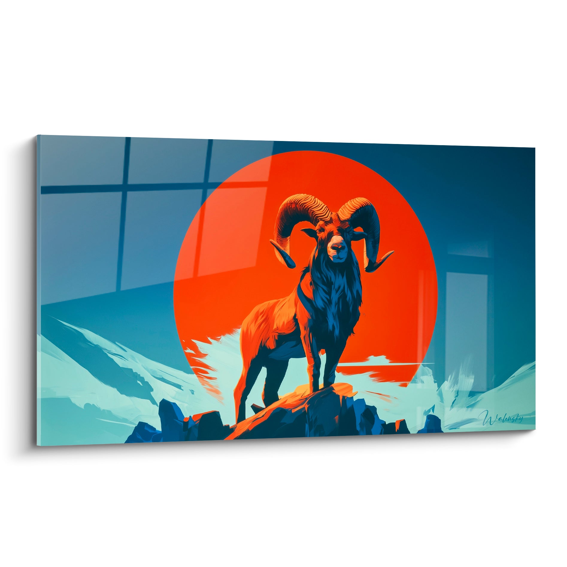 Bélier aux cornes recourbées se tient debout, pelage orange cuivré et bleu marine, sous un disque solaire ardent