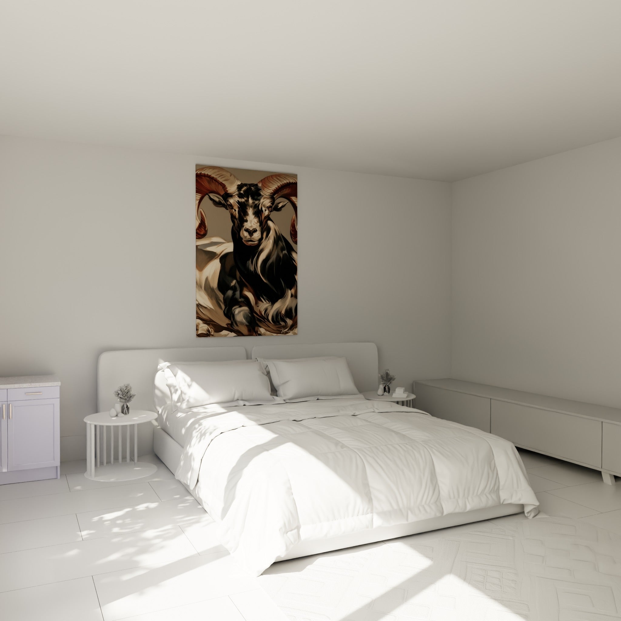 Cornes acajou et pelage ivoire du Bélier accrochés au-dessus d'un lit dans une chambre claire