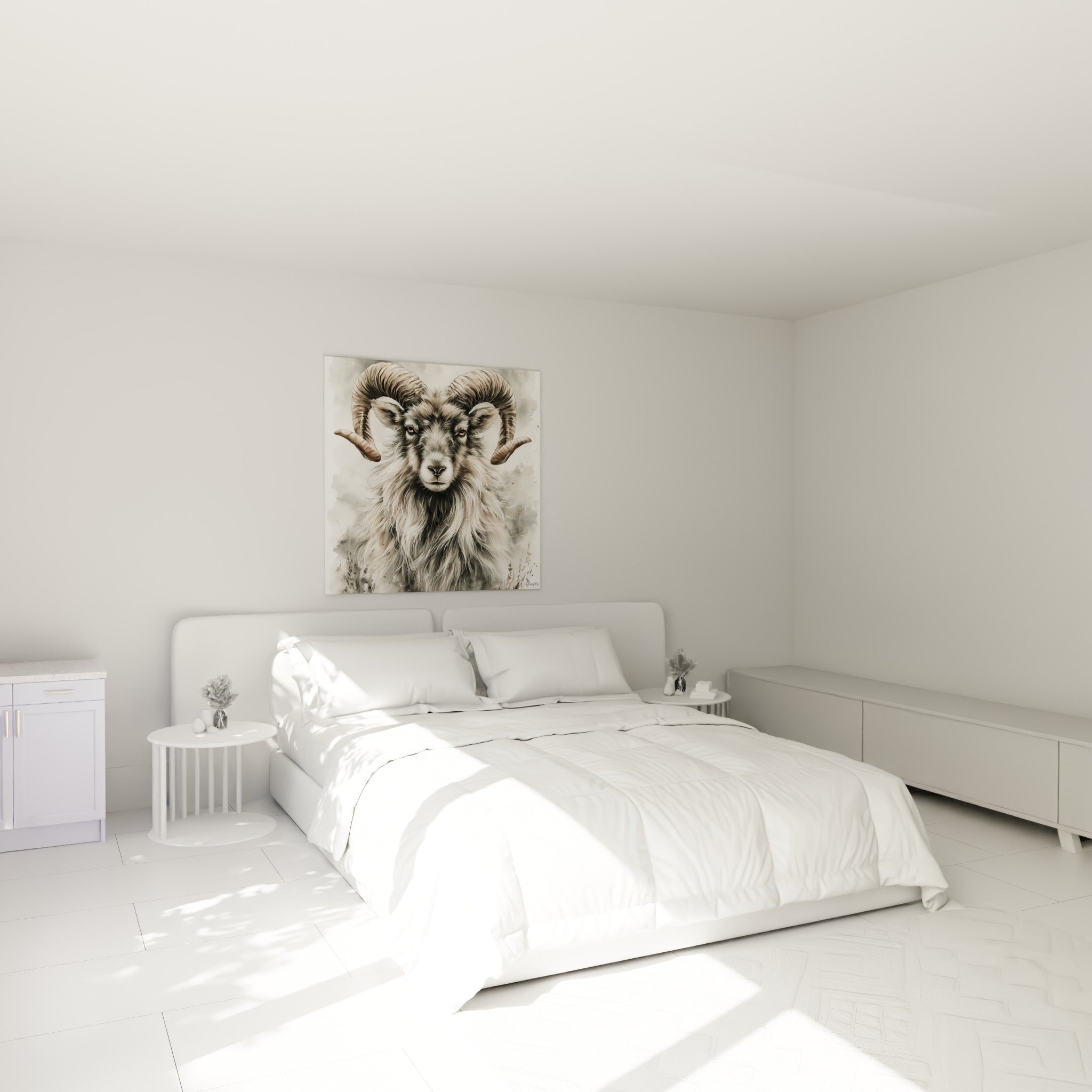 Cornes enroulées et pelage fauve du Bélier accrochées au-dessus d'un lit dans une chambre claire