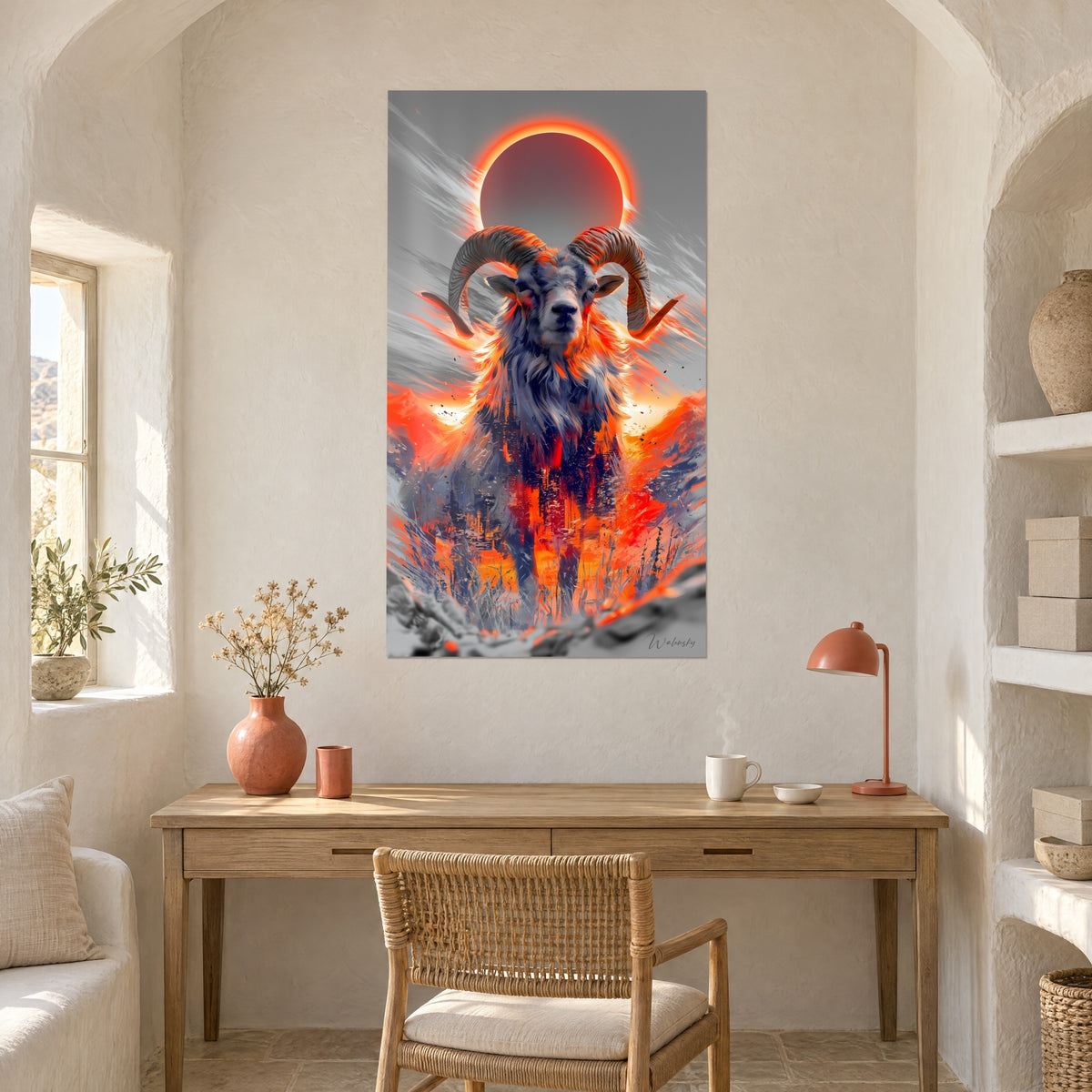 Tableau ovin aux cornes torsadées devant une couronne solaire écarlate, orange et gris perle, au mur d'un bureau en bois clair