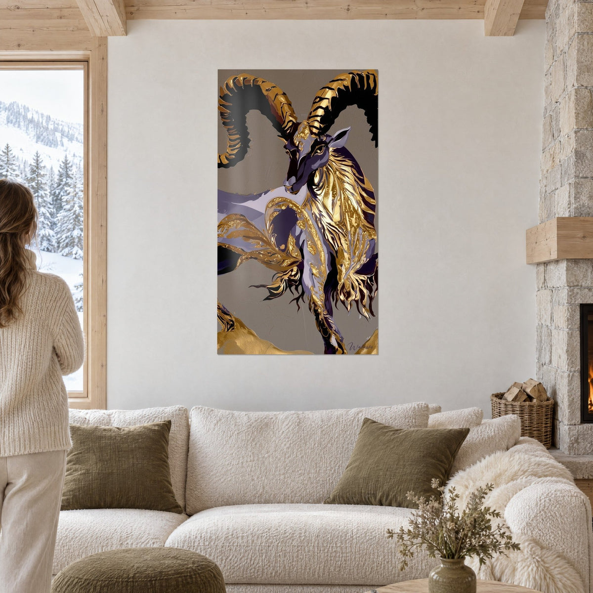 Quadro ariete con corna dorate a spirale, pelo viola madreperlaceo, sfondo talpa, donna di schiena sopra un divano in un soggiorno luminoso