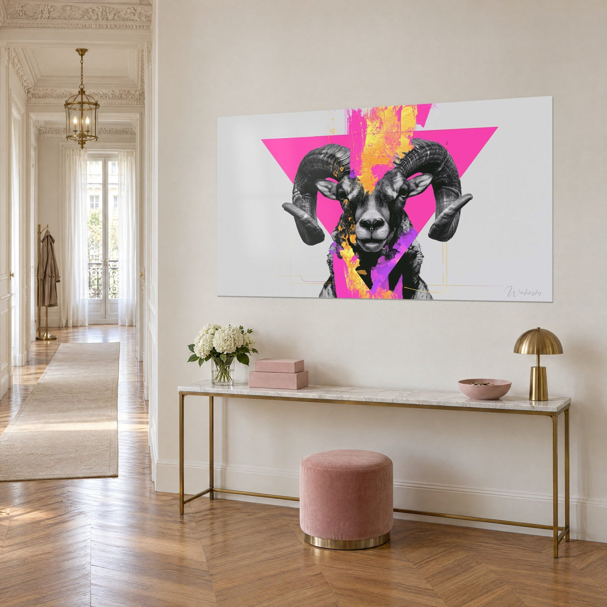 Tableau tête de mouton sauvage grise, éclaboussures jaune moutarde et violet sur triangle rose, console dorée haussmannienne