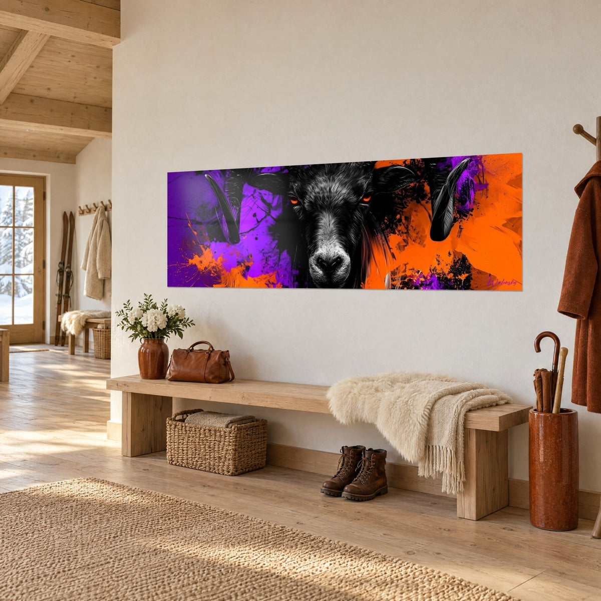 Quadro testa di capra scura dagli occhi incandescenti, sfondo viola e arancio schizzato, appeso sopra una panca in legno di un ingresso