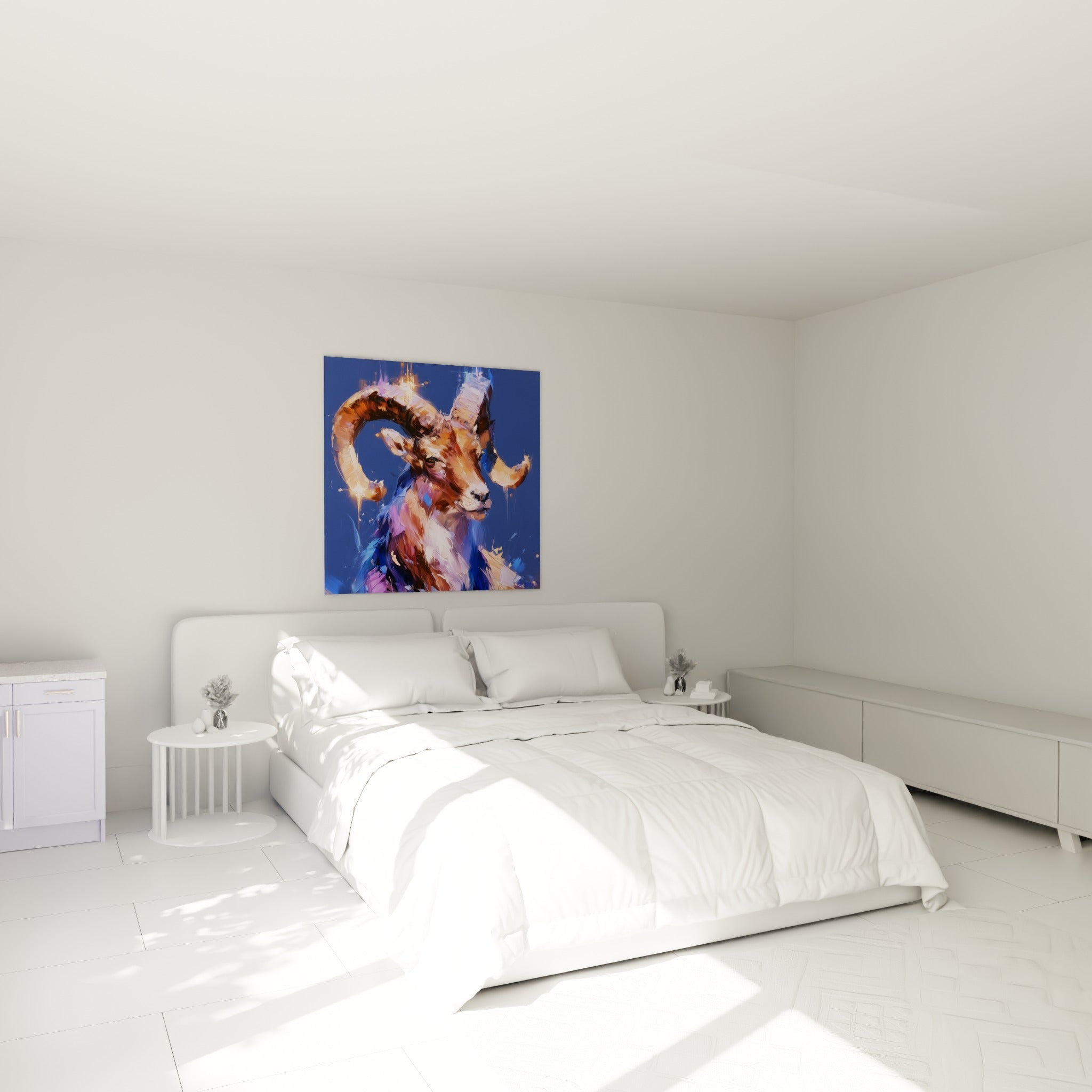 Cornes dorées et pelage brun du Bélier peint, accroché au-dessus d'un lit dans une chambre claire