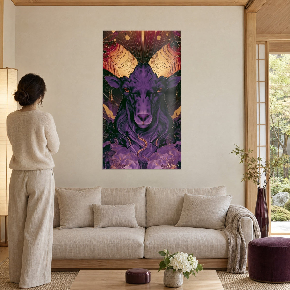 Quadro ariete viola dalle corna dorate e raggi di sole, sguardo ambrato, una donna di spalle, sopra un divano in un soggiorno luminoso