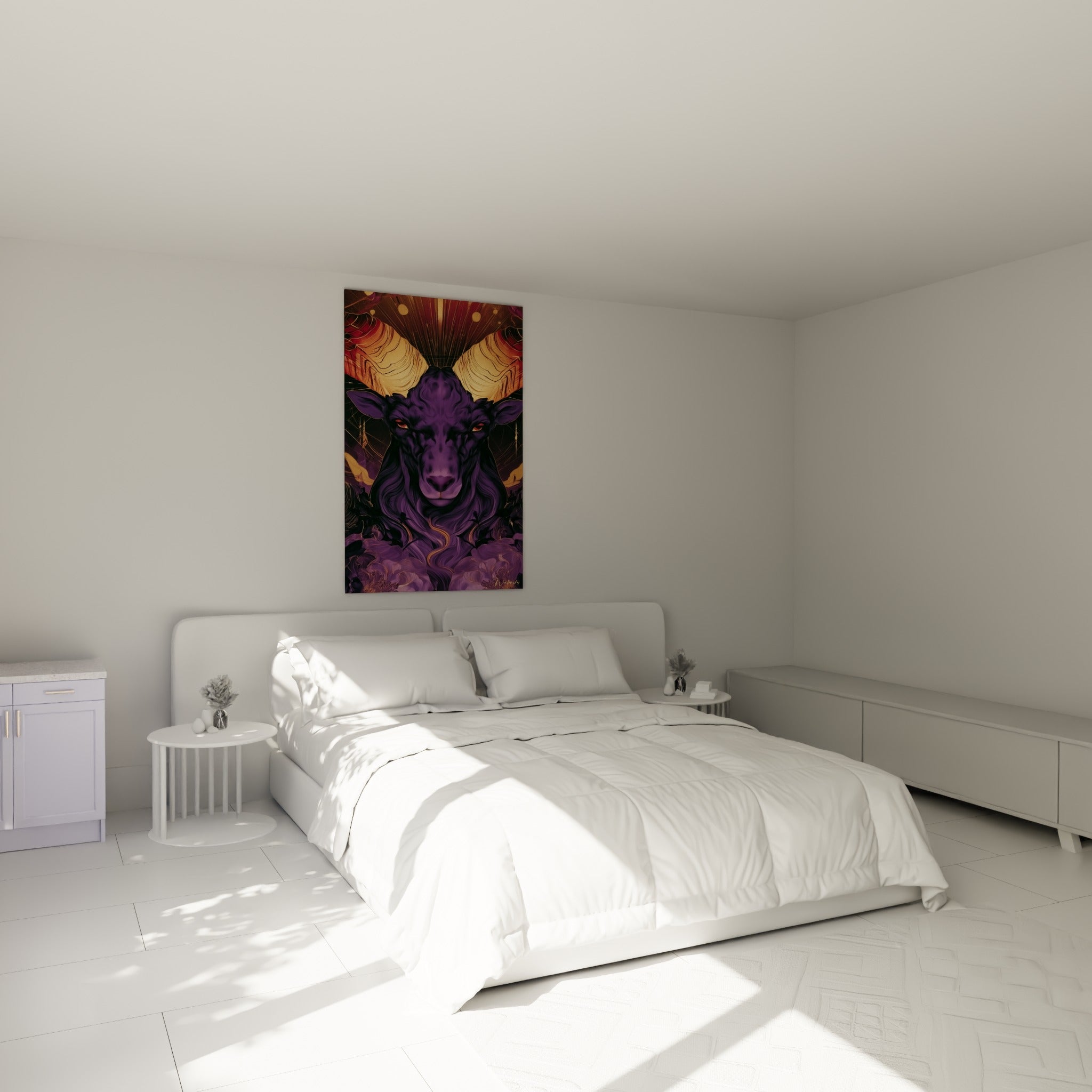 Créature cornue violette et terracotta accrochée au-dessus d'un lit dans une chambre claire