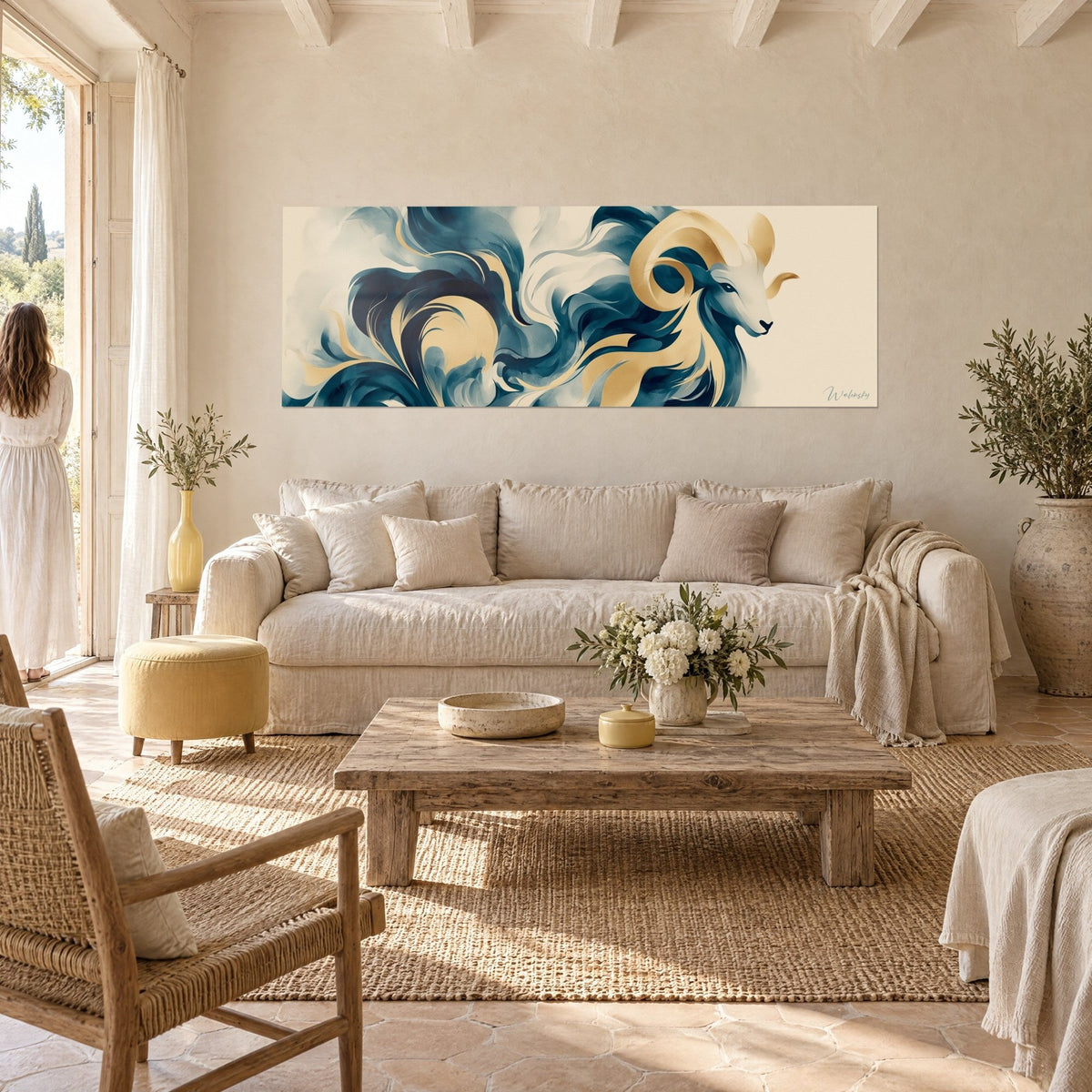 Tableau bélier stylisé aux cornes dorées et crinière bleu pétrole vaporeuse, au-dessus d'un canapé dans un salon lumineux
