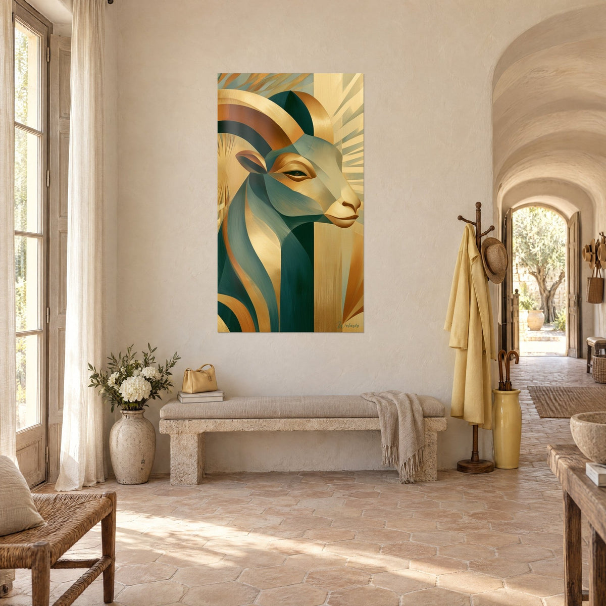 Schilderij met gouden waker in rampro­fiel in oker en saliegroen, waaiervormige zonnestralen, in een gewelfde gang van het Provençaalse mas