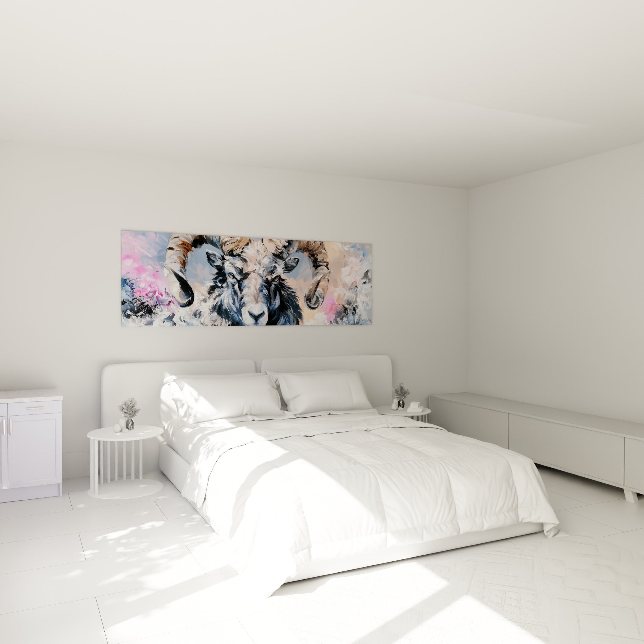 Regard ambré du bélier sur fond bleu pastel et blush, accroché au-dessus d'un lit dans une chambre claire