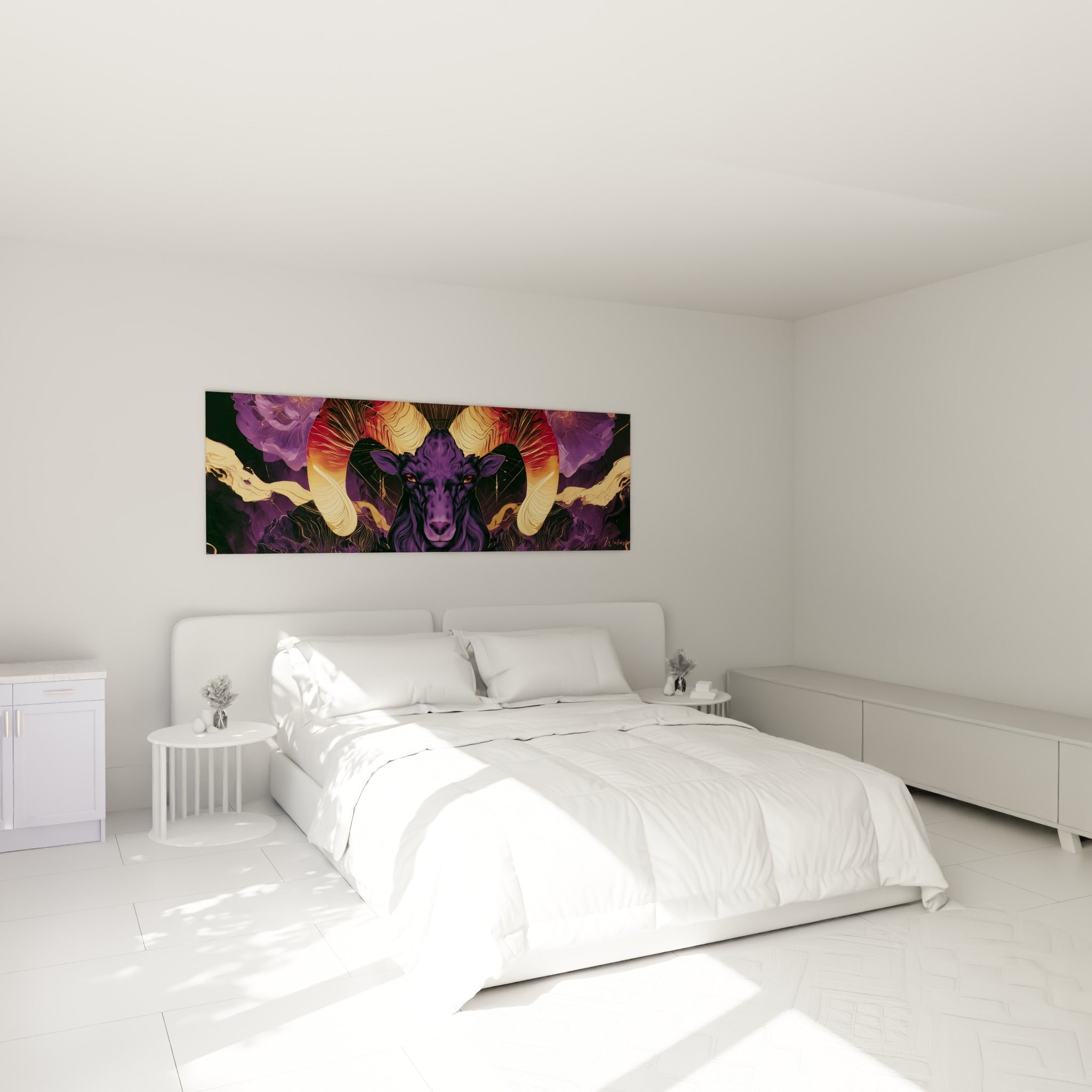 Cornes dorées et regard ambré du bélier violet, accroché au-dessus d'un lit dans une chambre claire