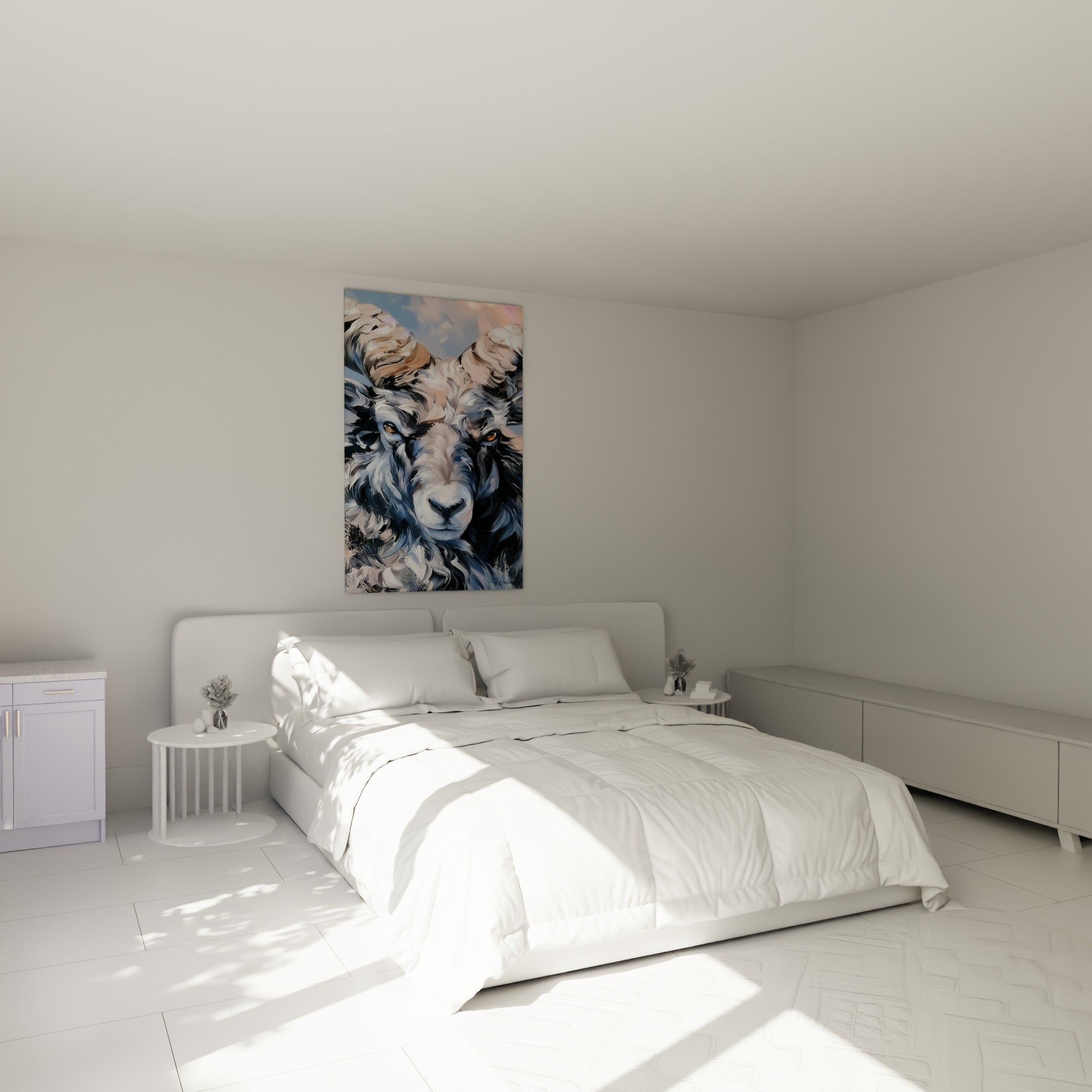 Cornes torsadées et regard ambré du Bélier bleu et rosé, au-dessus d'un lit dans une chambre claire