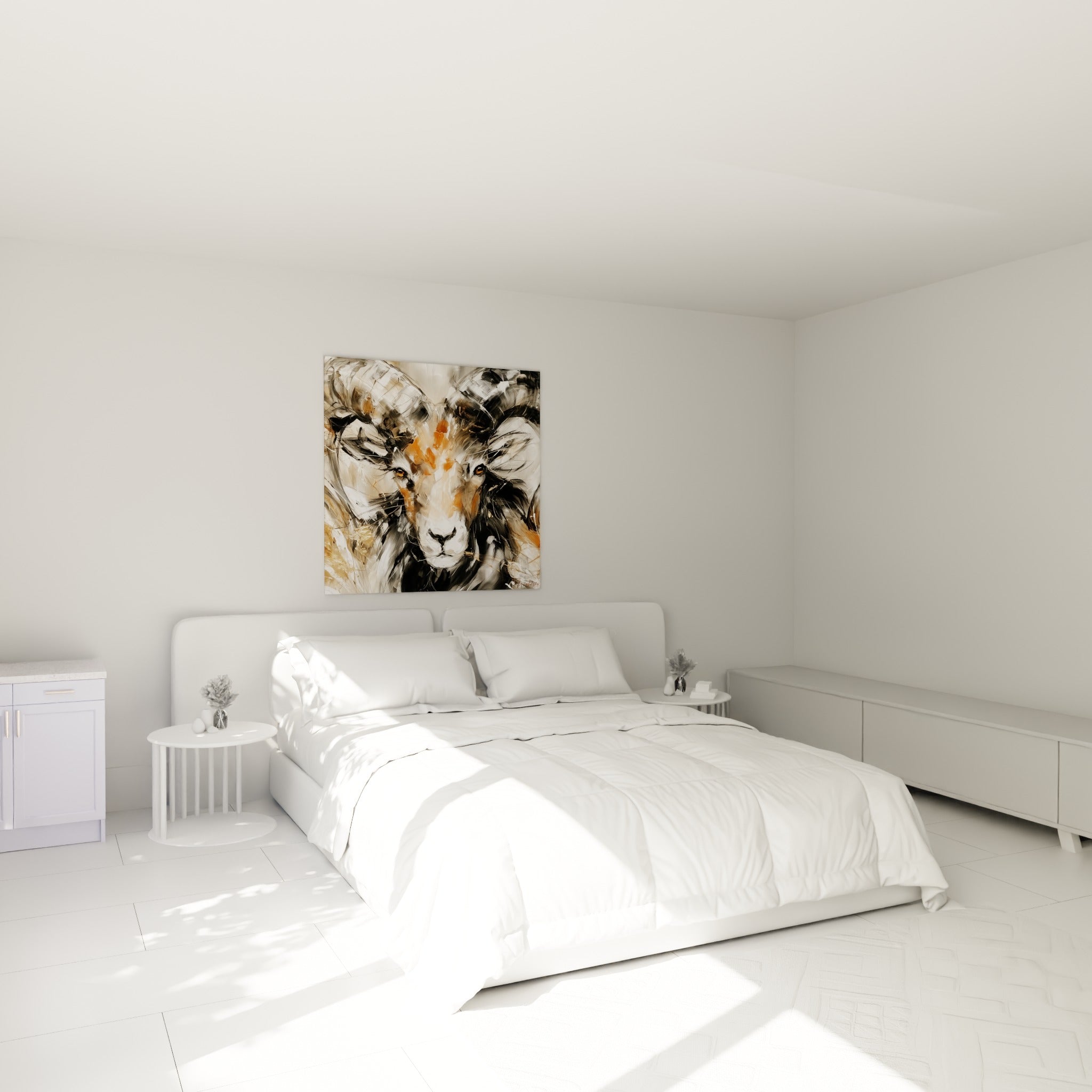 Cornes enroulées noir et blanc de ce bélier ocre, accrochées au-dessus d'un lit dans une chambre claire
