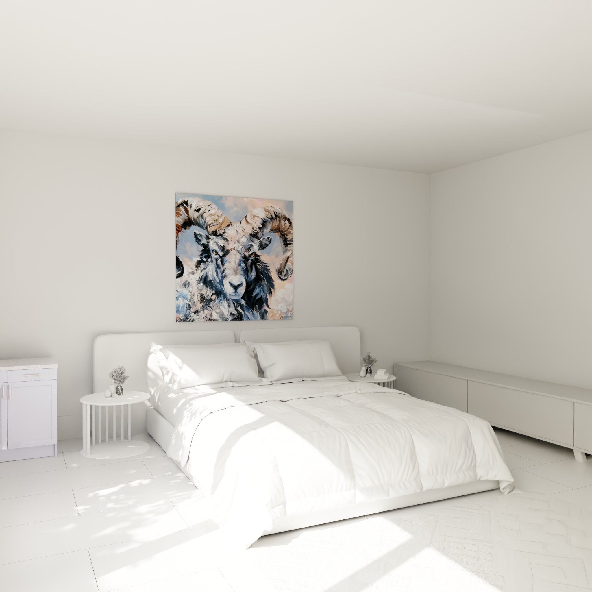 Cornes torsadées et pelage bleu ardoise du Bélier au-dessus d'un lit dans une chambre claire