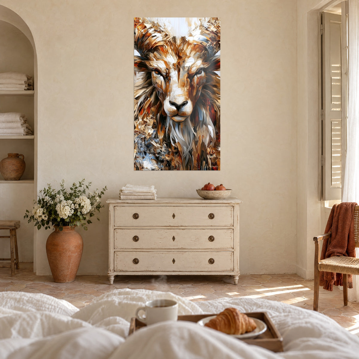 Tableau face de bélier au regard ambré, toison orange brûlé et crème en touches de spatule, deux personnes de dos, au-dessus d'un lit dans une chambre claire