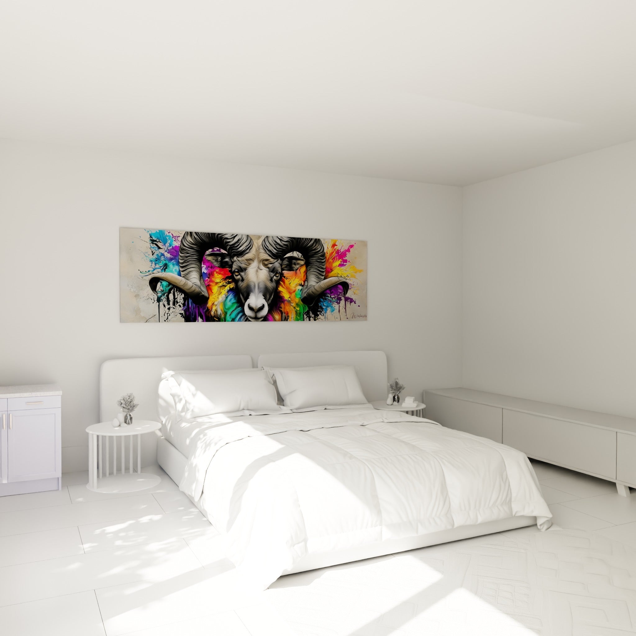 Cornes torsadées et regard ambré du bélier coloré, accrochés au-dessus d'un lit dans une chambre claire