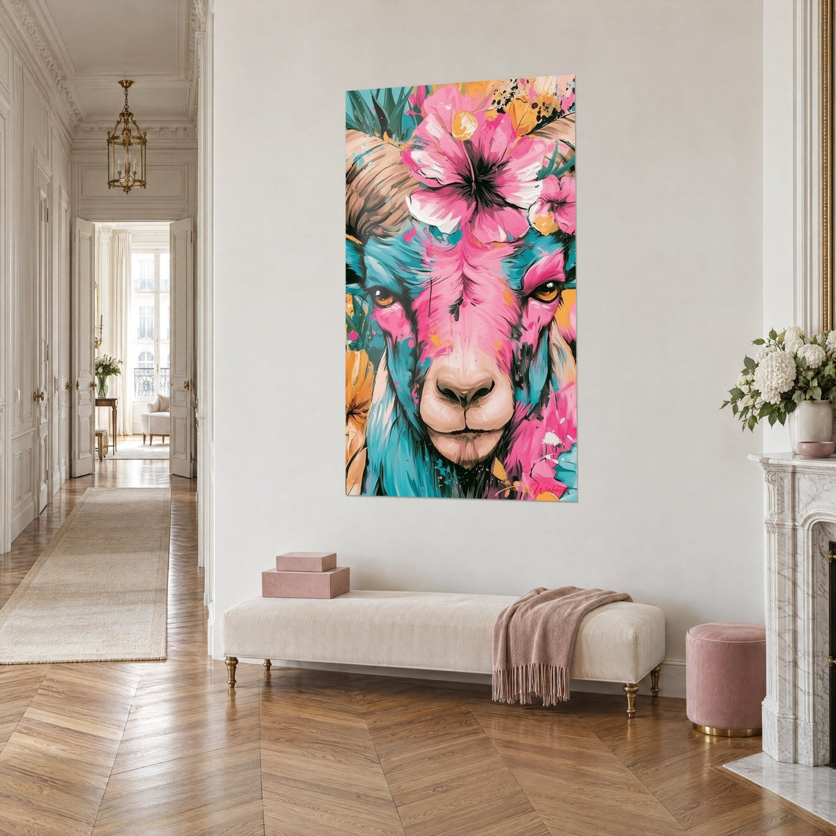 Schilderij schapenkop met turquoise en roze penseelstreken, amberkleurige blik, driekwart aanzicht tegen een witte Haussmann-muur