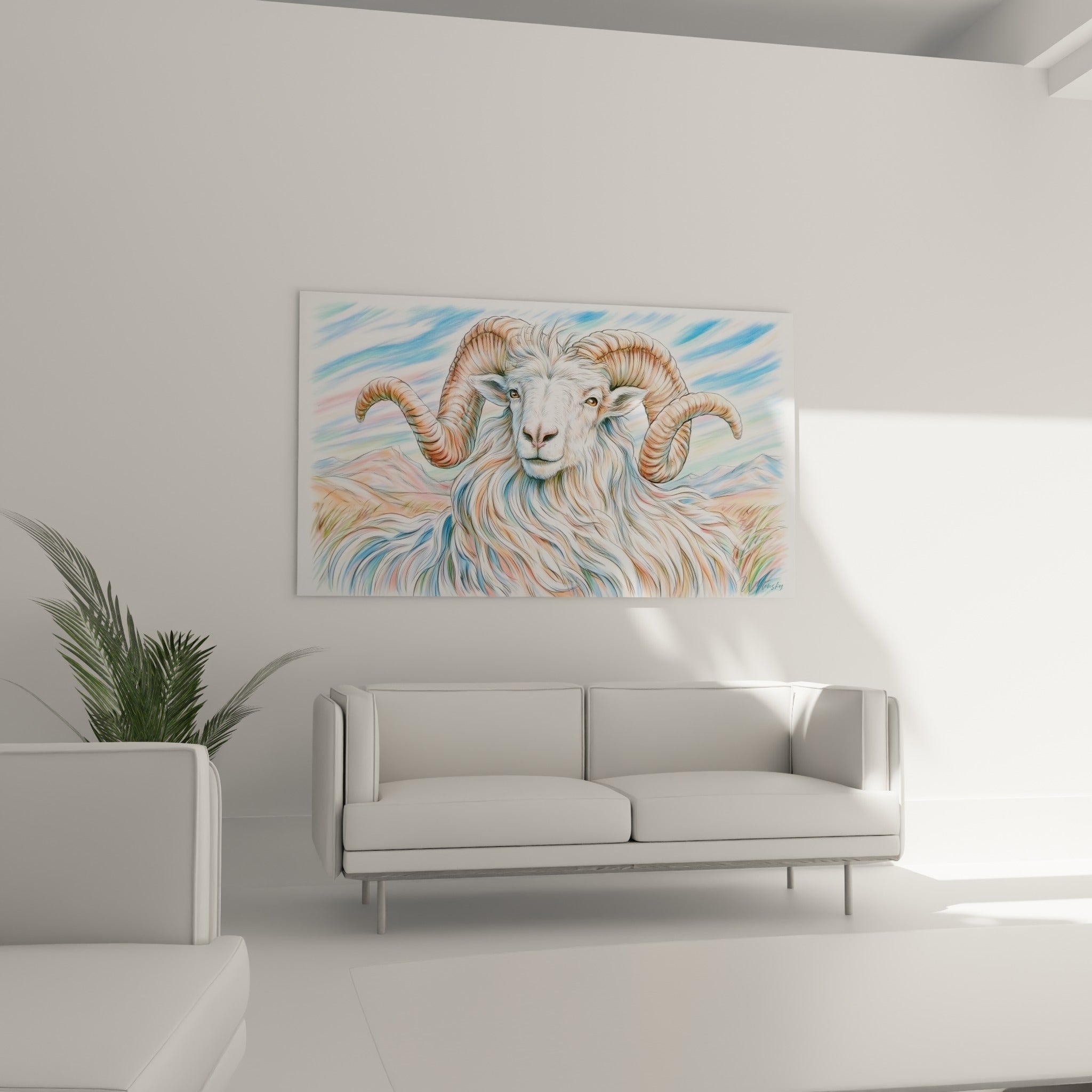 Regard ambré du Bélier entouré de fourrure ocre et bleu pastel, au-dessus d'un canapé dans un salon lumineux