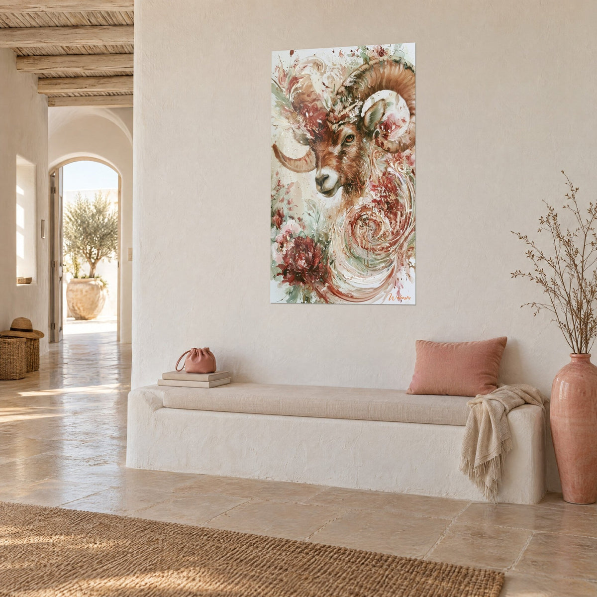 Tableau tête de mouflon aux volutes de peinture ivoire et fleurs rouges, mur crème d'une maison méditerranéenne en trois-quarts