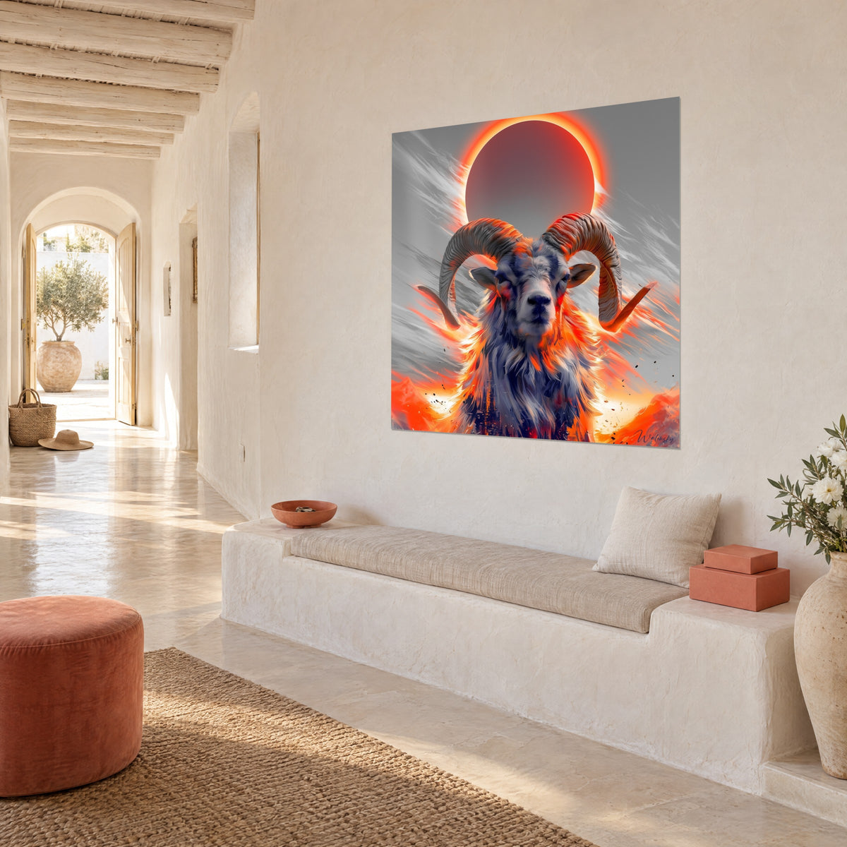 Gemälde wilder Schafbock in orangefarbenen Flammen, braune gedrehte Hörner unter einer scharlachroten Scheibe, weiße Wand eines mediterranen Hauses