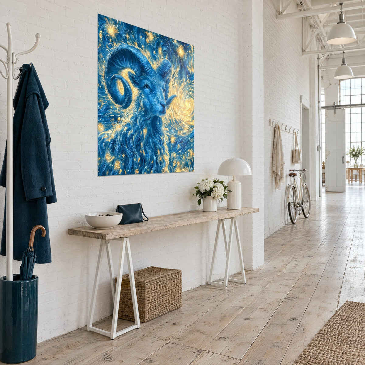Tableau mouflon de profil, toison bleue et volutes ocre étoilées, accroché dans un couloir clair au parquet blond, loft