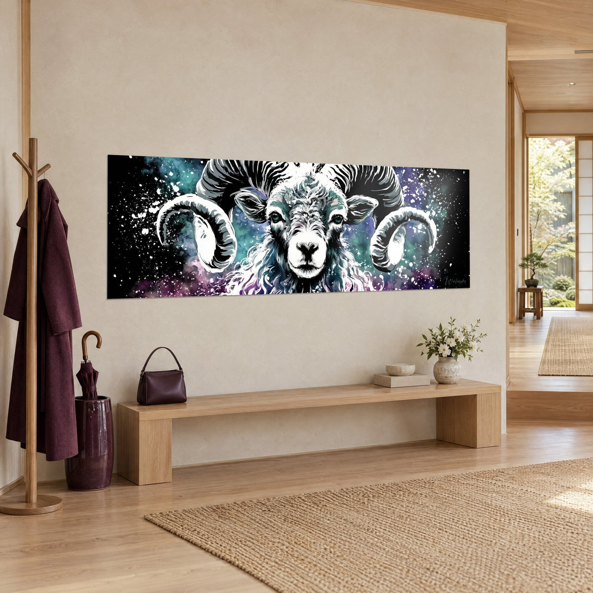 Quadro testa di pecora cornuta di fronte, vello bianco, sfondo nero stellato con sfumature verdi e malva, vista a tre quarti su una parete color crema