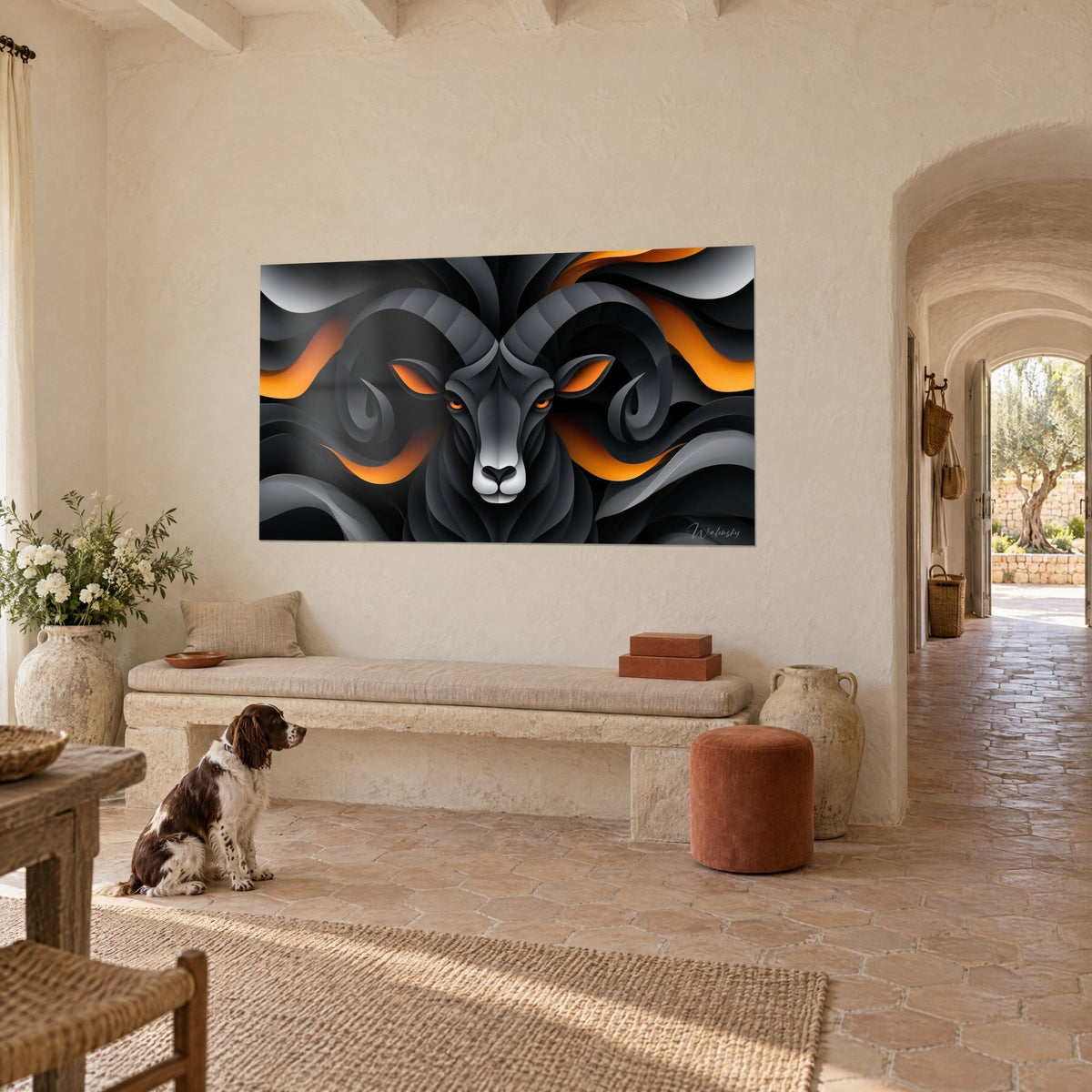 Quadro testa d'ariete simmetrica con volute di carbone e nastri arancio vivo, di fronte a uno spaniel seduto sulle piastrelle di un mas provenzale